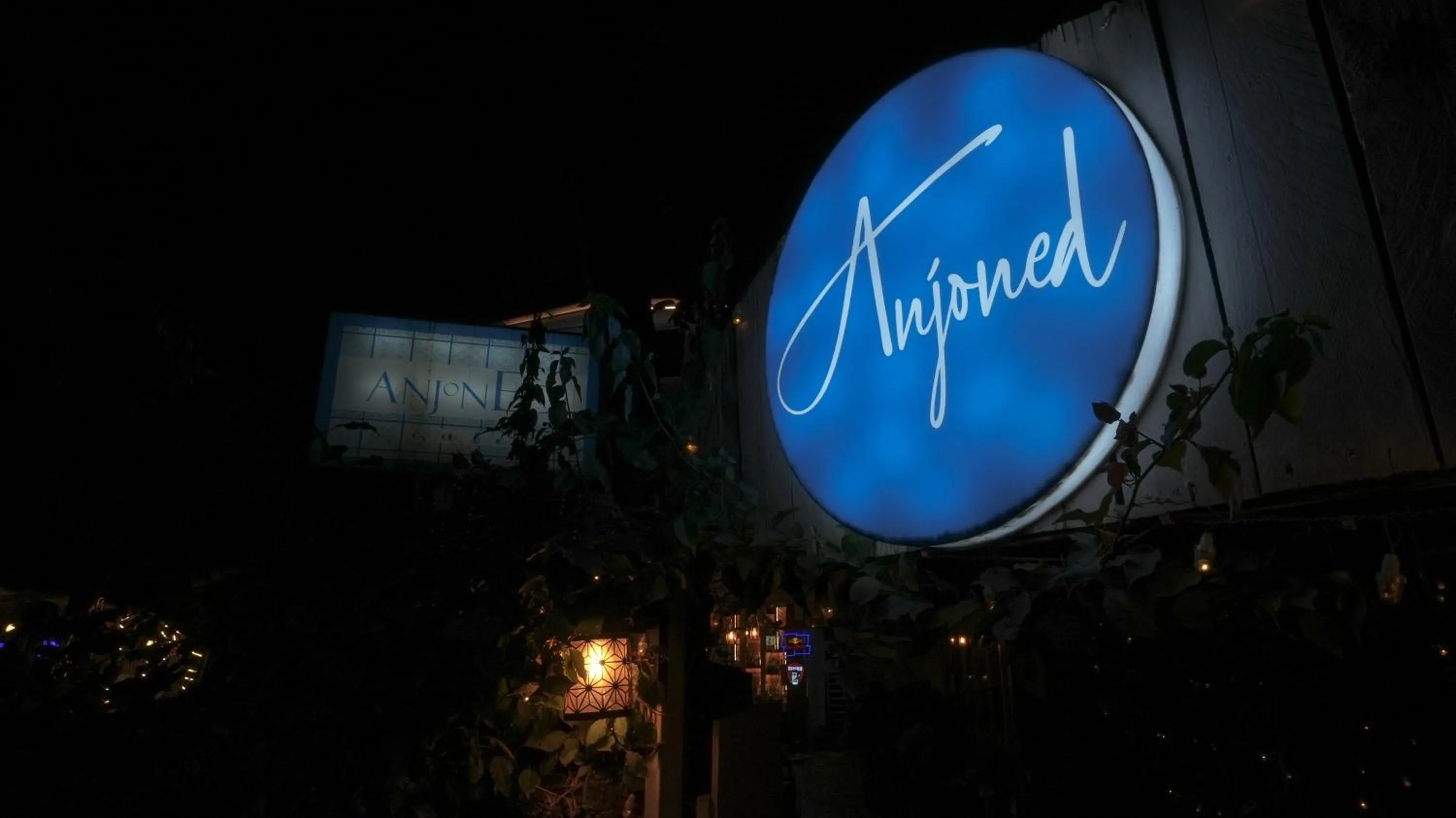 Night in Anjoned Hostel & Cafe