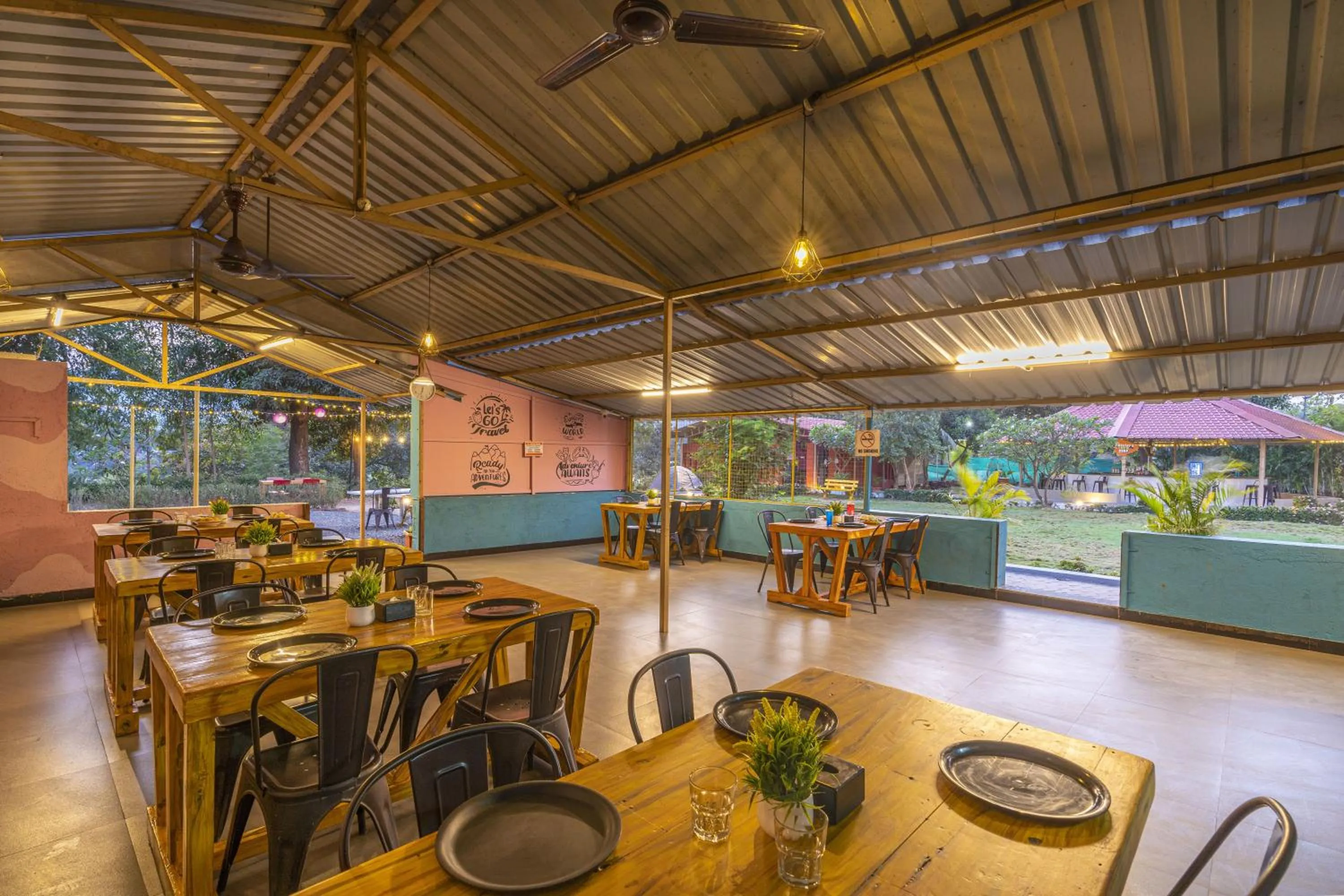 Restaurant/places to eat in Zostel Kolad