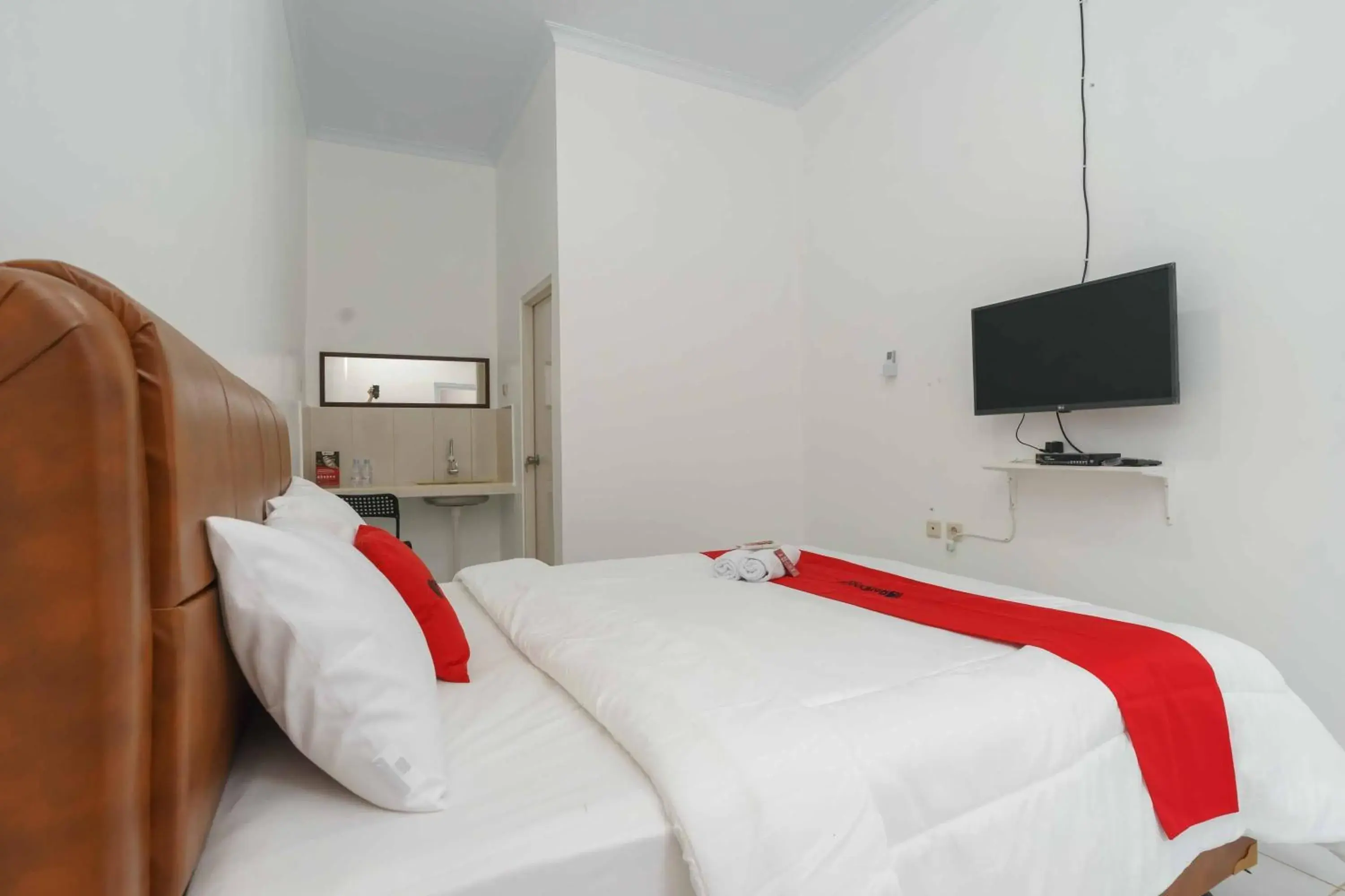 Bed in RedDoorz Syariah near Exit Toll Jatiwarna 2 Bed in RedDoorz Syariah near Exit Toll Jatiwarna 2