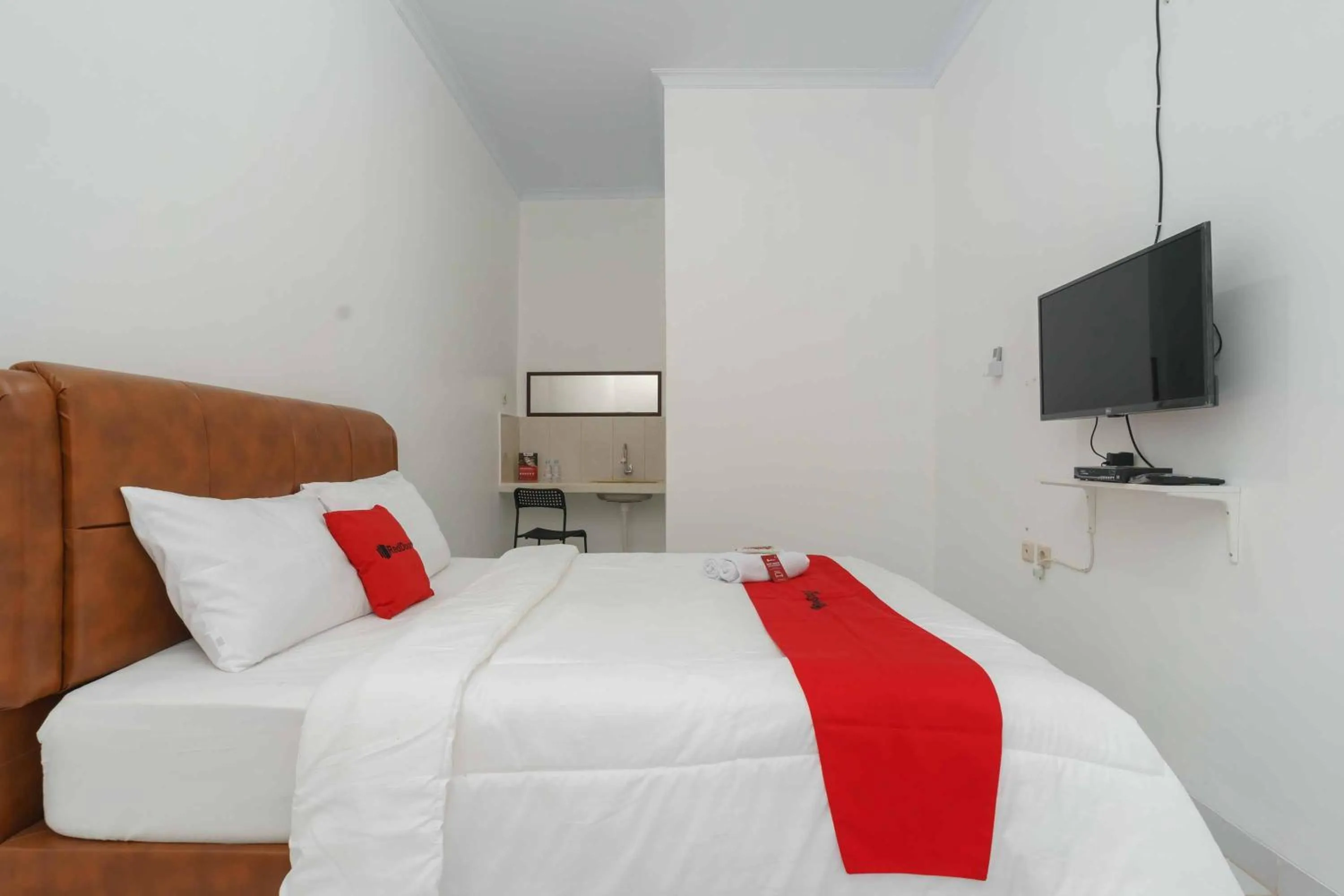 Bed in RedDoorz Syariah near Exit Toll Jatiwarna 2