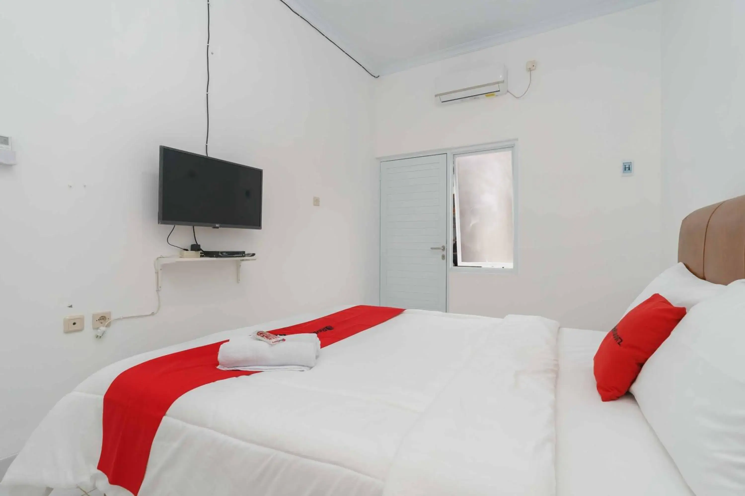 Bed in RedDoorz Syariah near Exit Toll Jatiwarna 2 Bed in RedDoorz Syariah near Exit Toll Jatiwarna 2