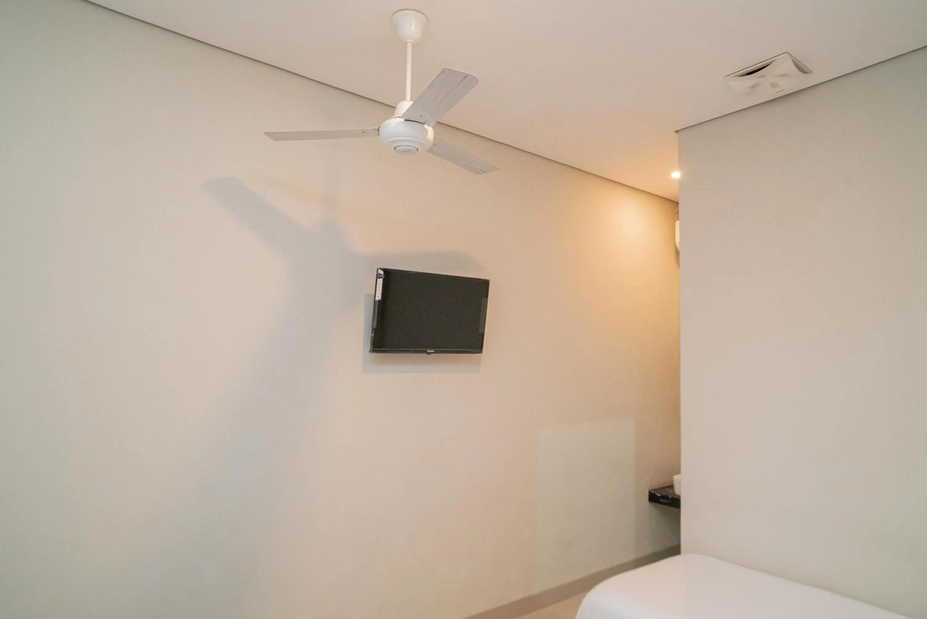 Bedroom, Bed in Urbanview Hotel Bubusini Batu by RedDoorz