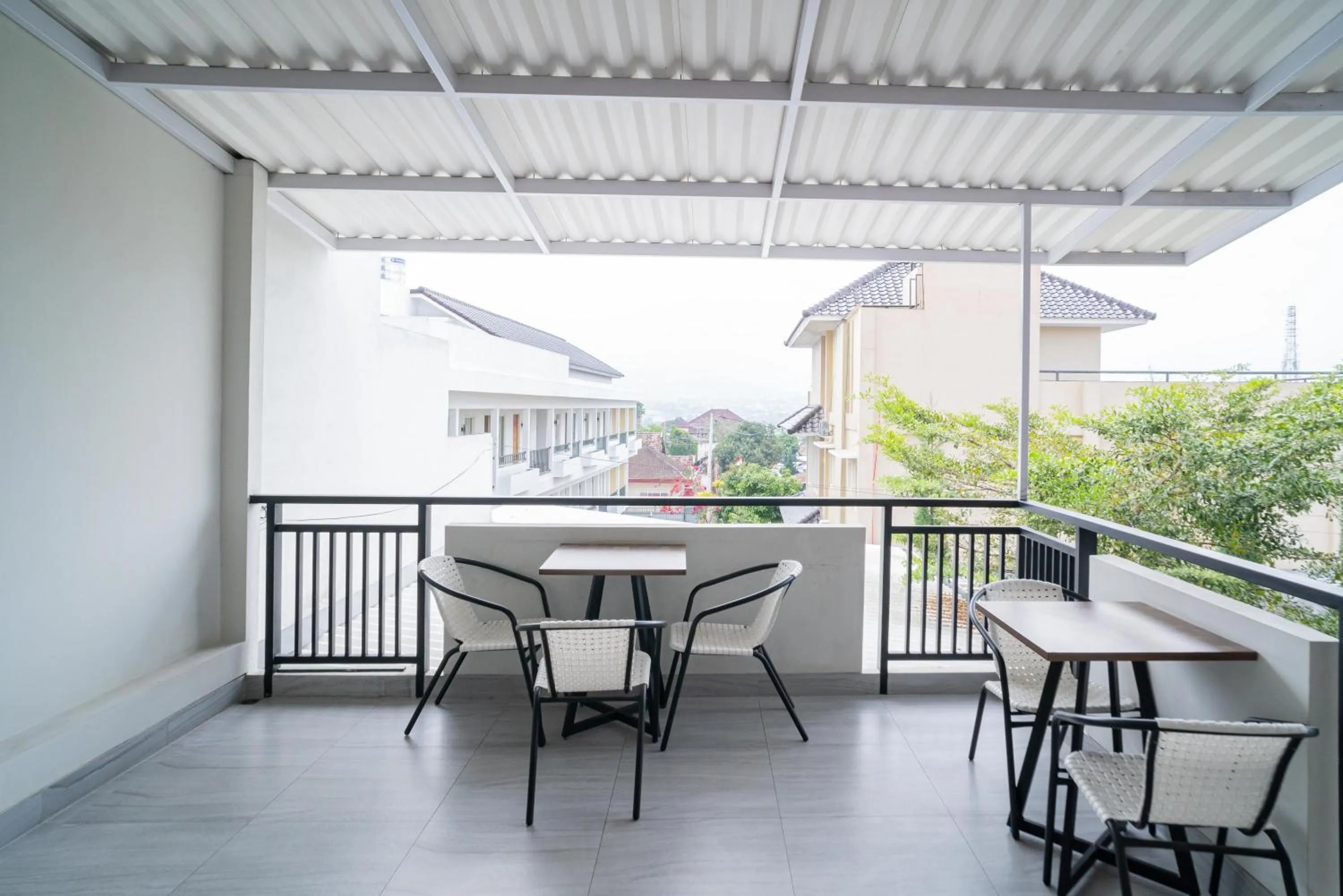 Balcony/Terrace in Urbanview Hotel Bubusini Batu by RedDoorz
