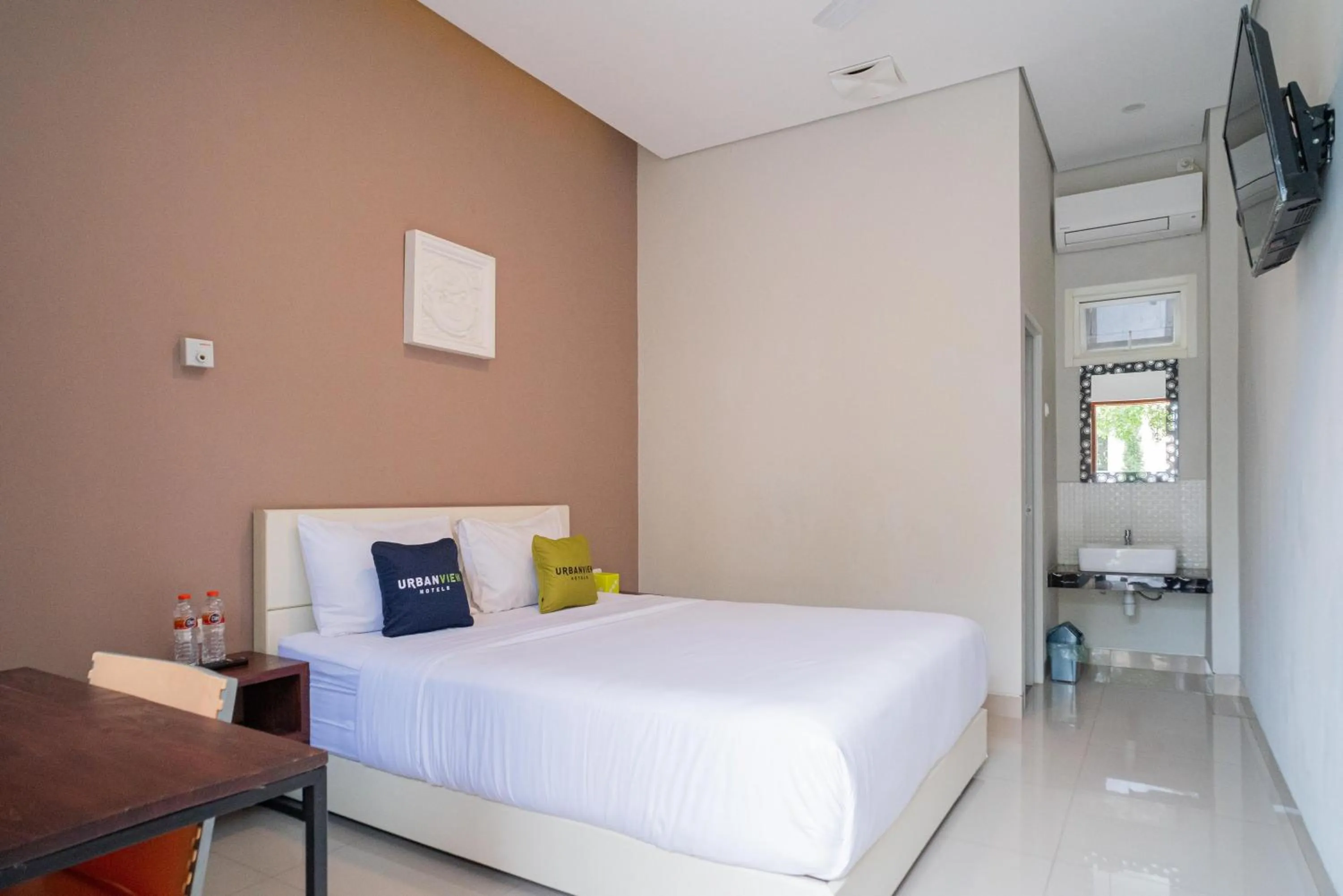 Bedroom, Bed in Urbanview Hotel Bubusini Batu by RedDoorz