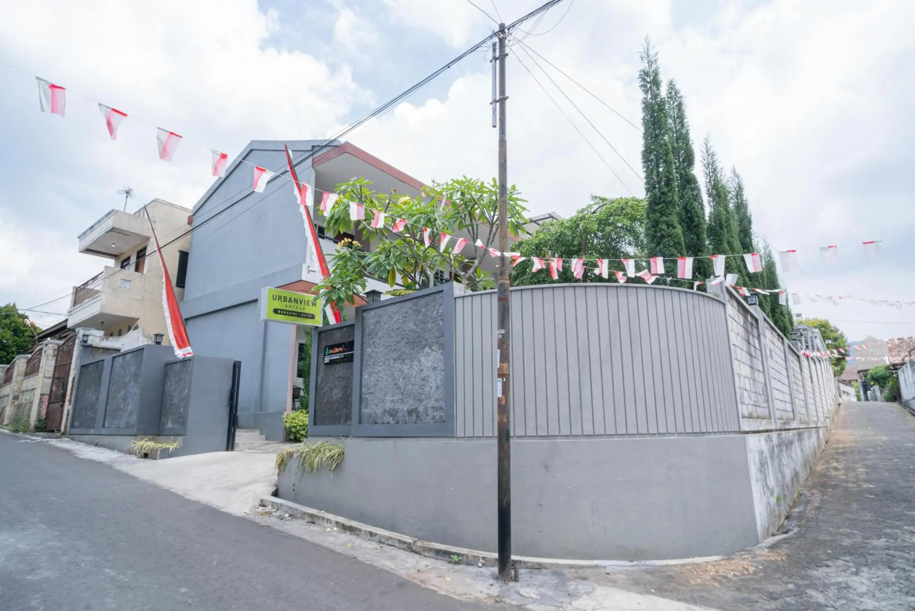 Property building in Urbanview Hotel Bubusini Batu by RedDoorz Property building in Urbanview Hotel Bubusini Batu by RedDoorz