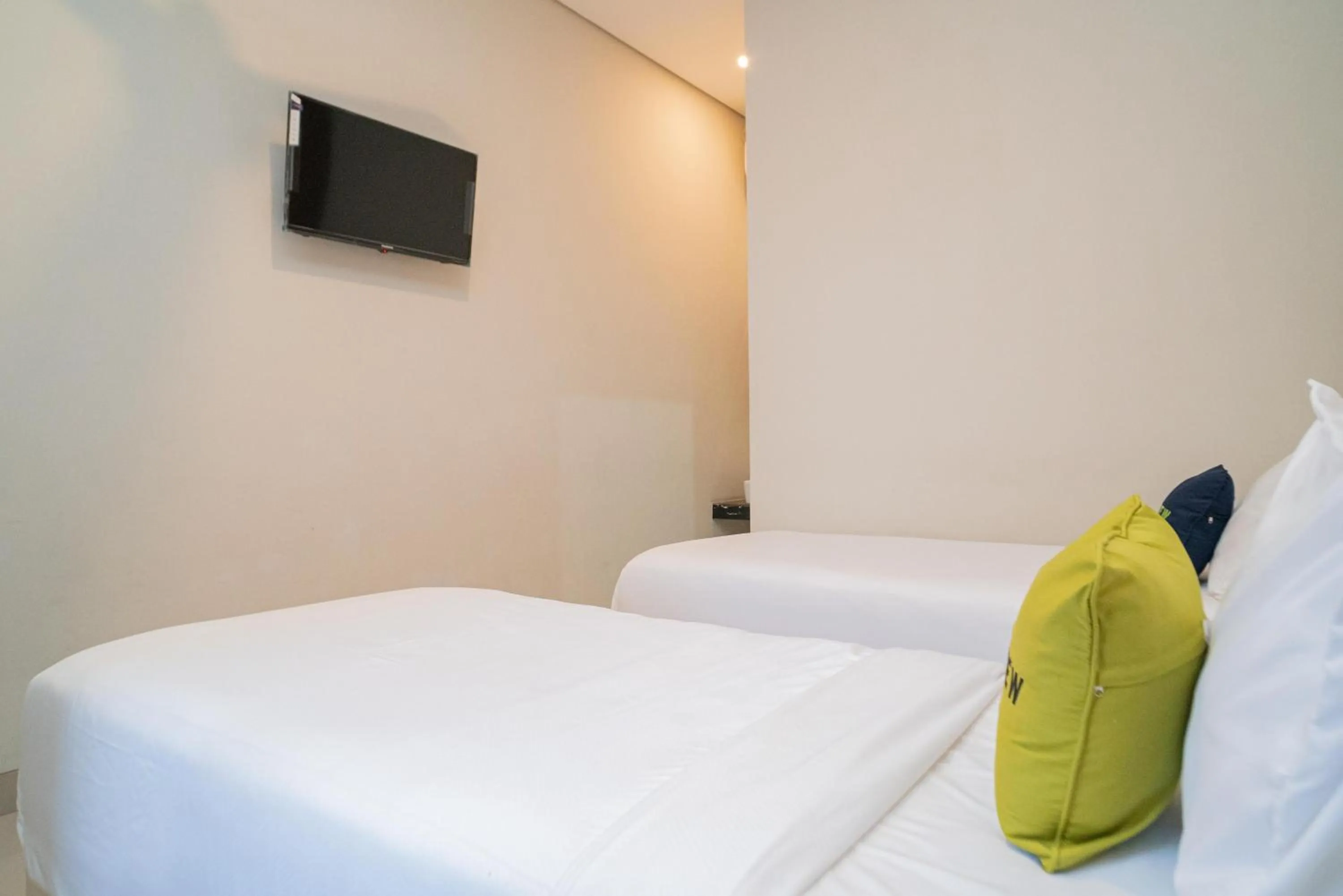 Bedroom, Bed in Urbanview Hotel Bubusini Batu by RedDoorz