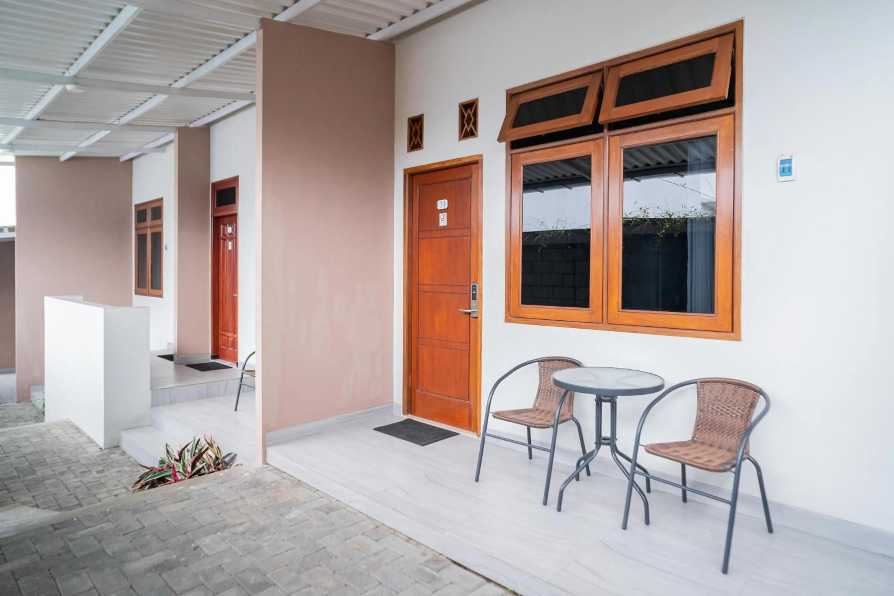 Balcony/Terrace in Urbanview Hotel Bubusini Batu by RedDoorz