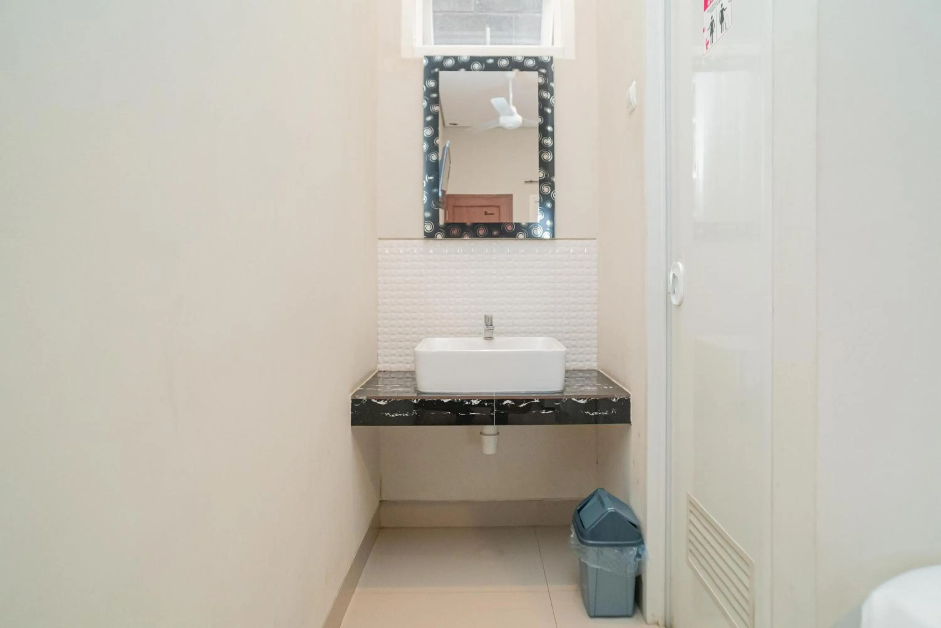 Bathroom in Urbanview Hotel Bubusini Batu by RedDoorz