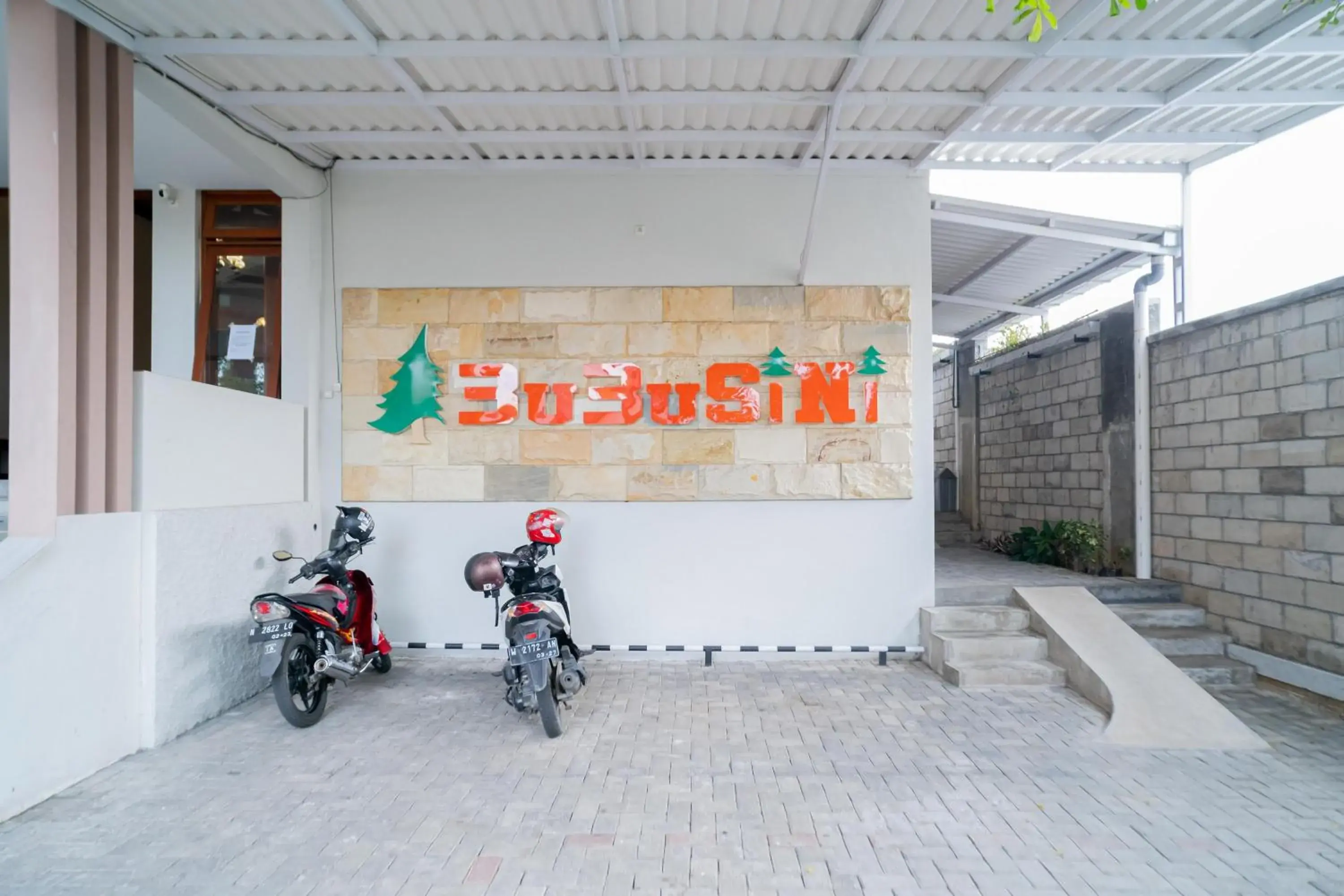 Property building in Urbanview Hotel Bubusini Batu by RedDoorz Property building in Urbanview Hotel Bubusini Batu by RedDoorz