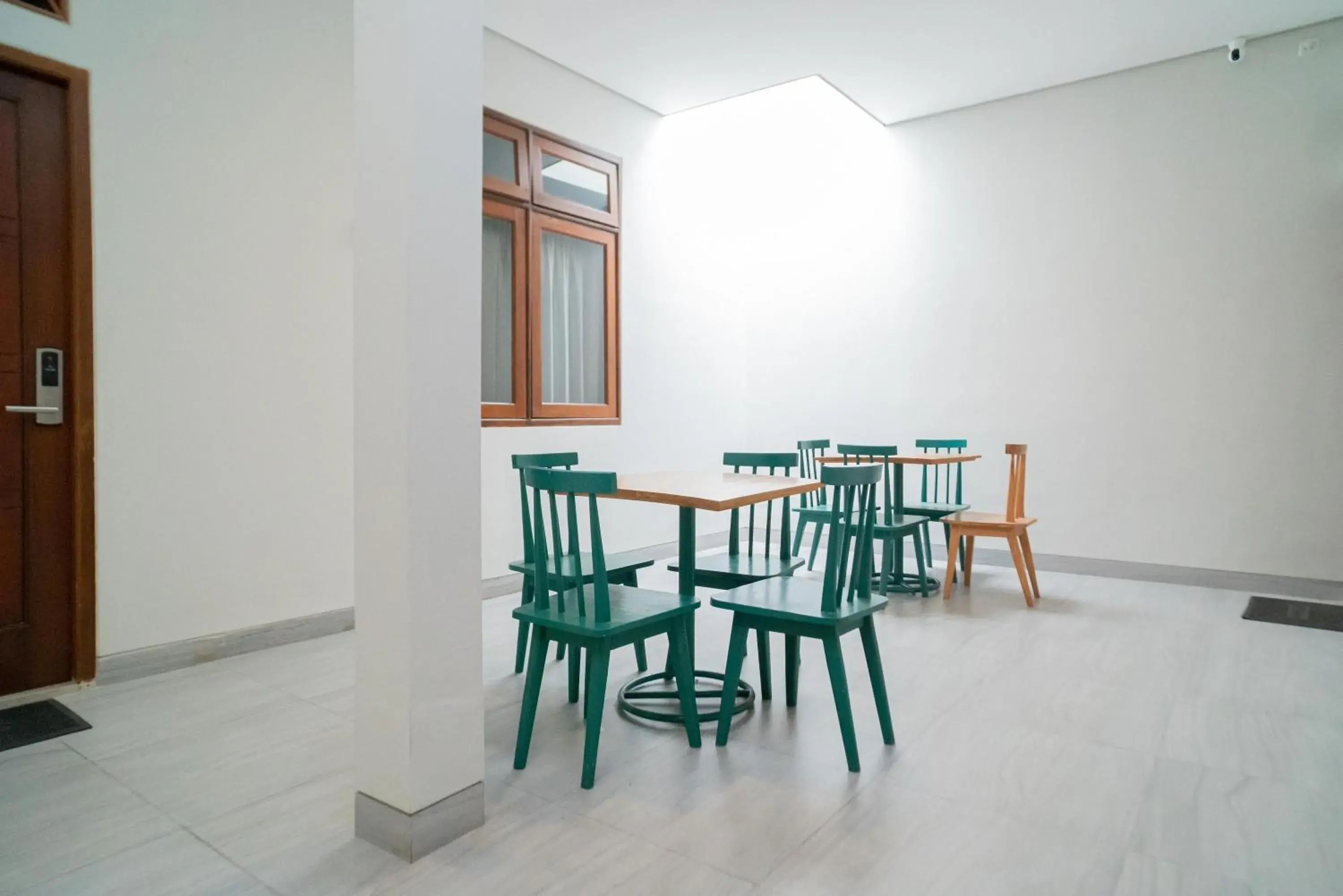 Dining area in Urbanview Hotel Bubusini Batu by RedDoorz Dining area in Urbanview Hotel Bubusini Batu by RedDoorz