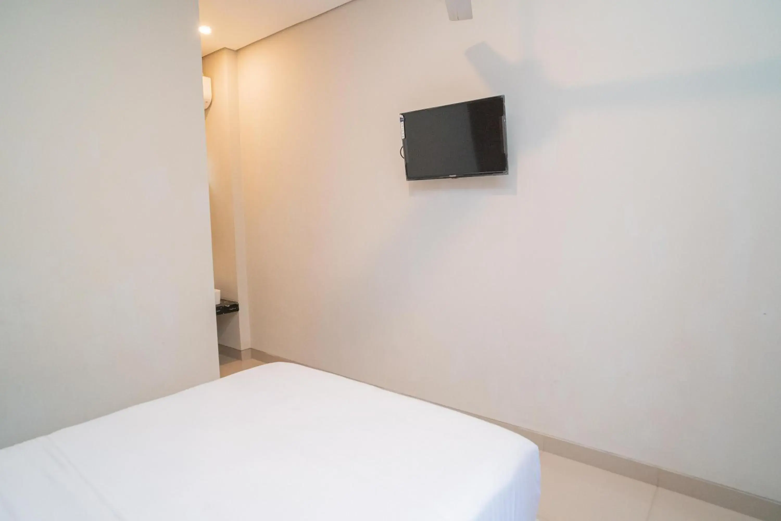 Bedroom, Bed in Urbanview Hotel Bubusini Batu by RedDoorz Bedroom, Bed in Urbanview Hotel Bubusini Batu by RedDoorz