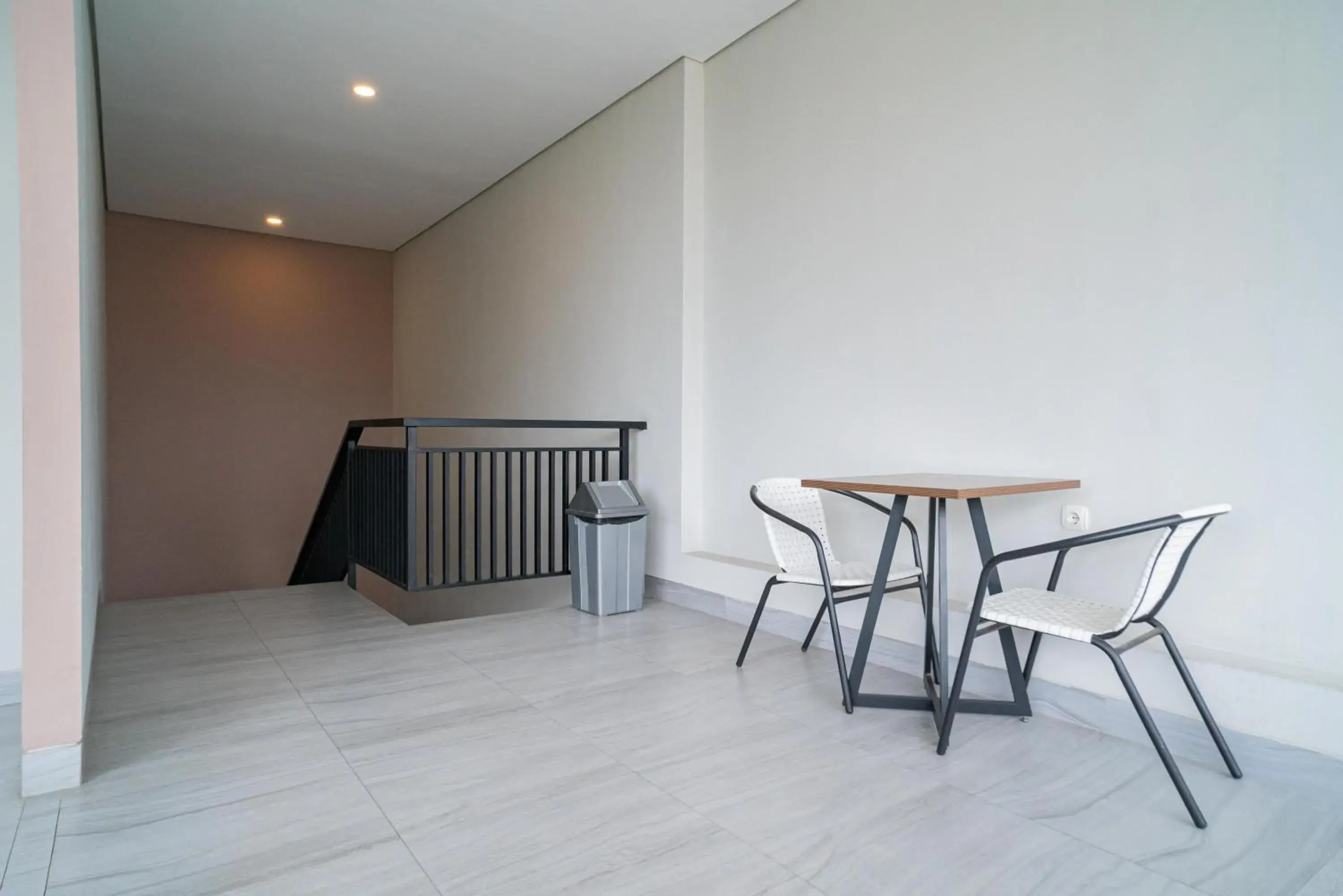 Seating area in Urbanview Hotel Bubusini Batu by RedDoorz Seating area in Urbanview Hotel Bubusini Batu by RedDoorz