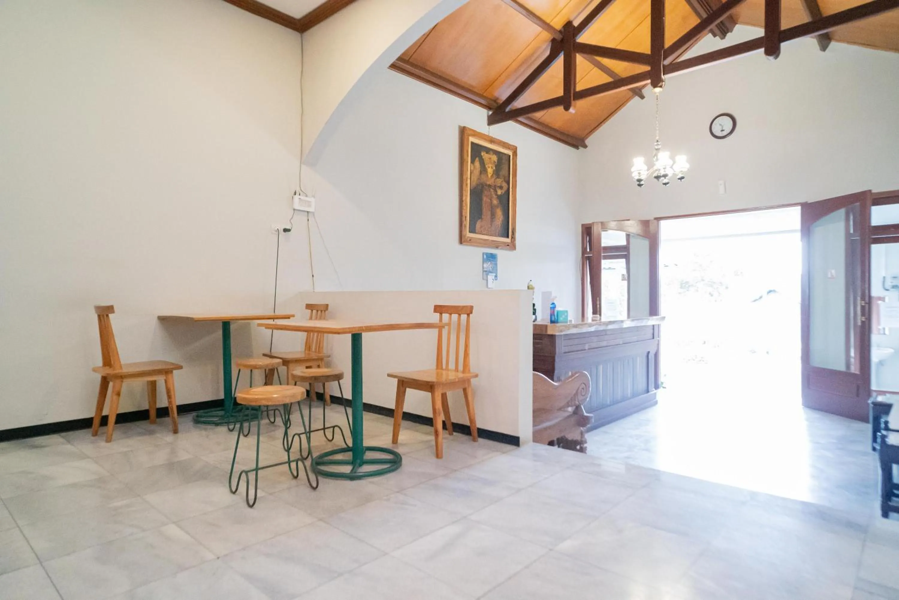 Dining area in Urbanview Hotel Bubusini Batu by RedDoorz