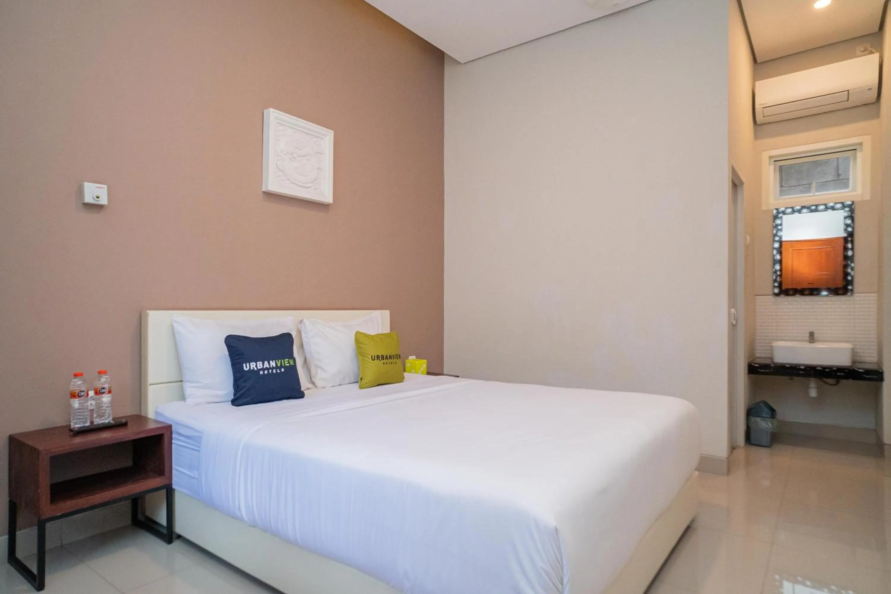 Bedroom, Bed in Urbanview Hotel Bubusini Batu by RedDoorz