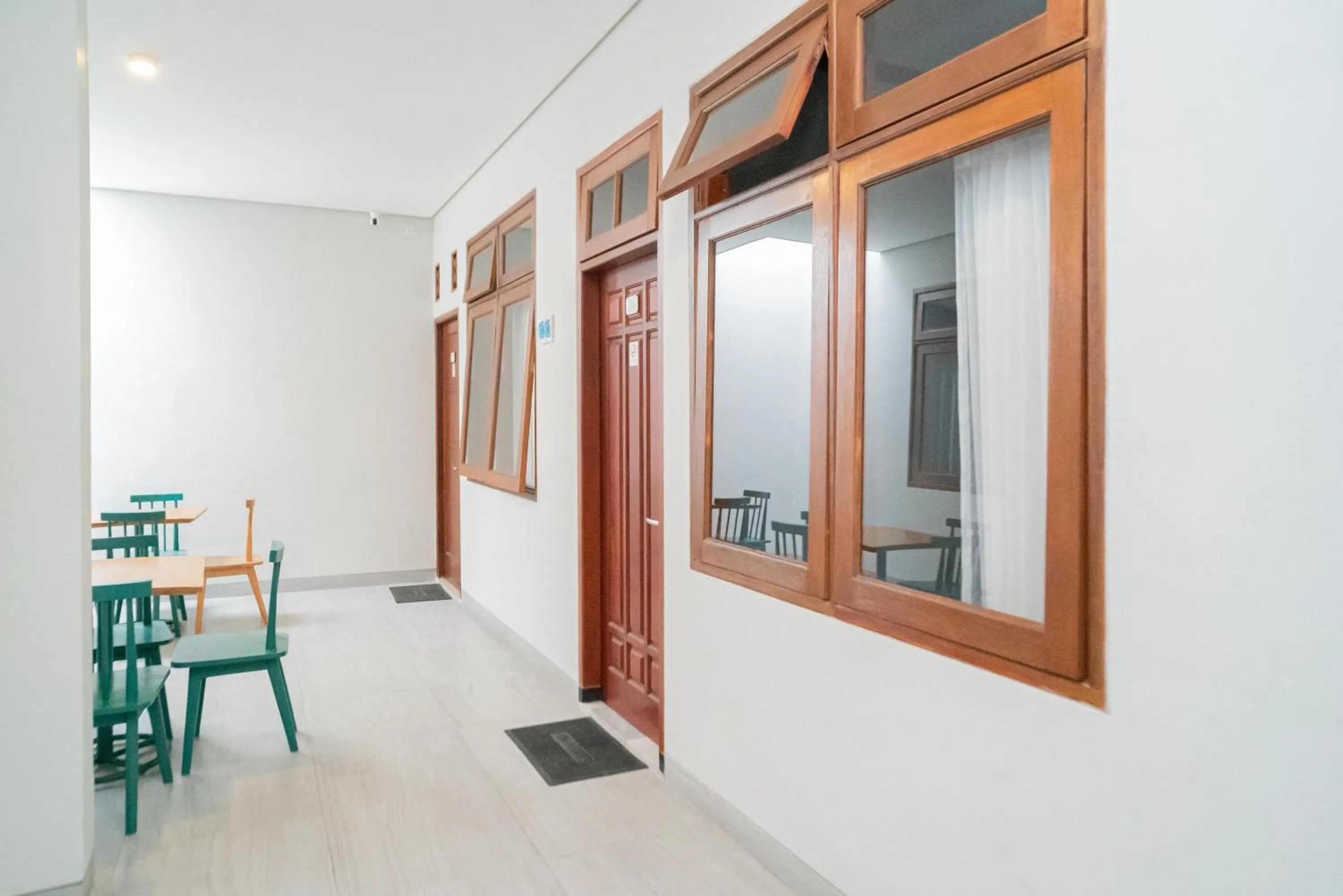 Dining area in Urbanview Hotel Bubusini Batu by RedDoorz