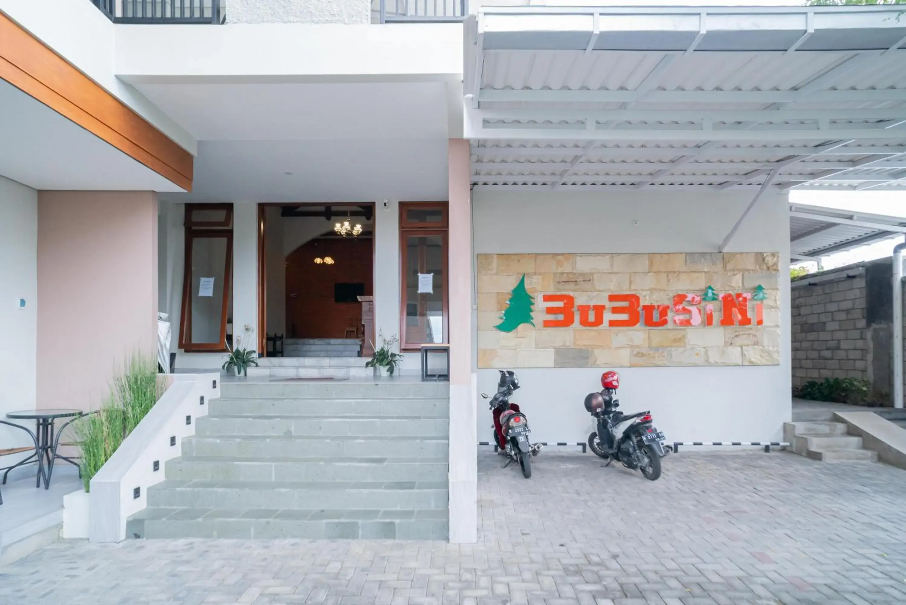Property building in Urbanview Hotel Bubusini Batu by RedDoorz Property building in Urbanview Hotel Bubusini Batu by RedDoorz