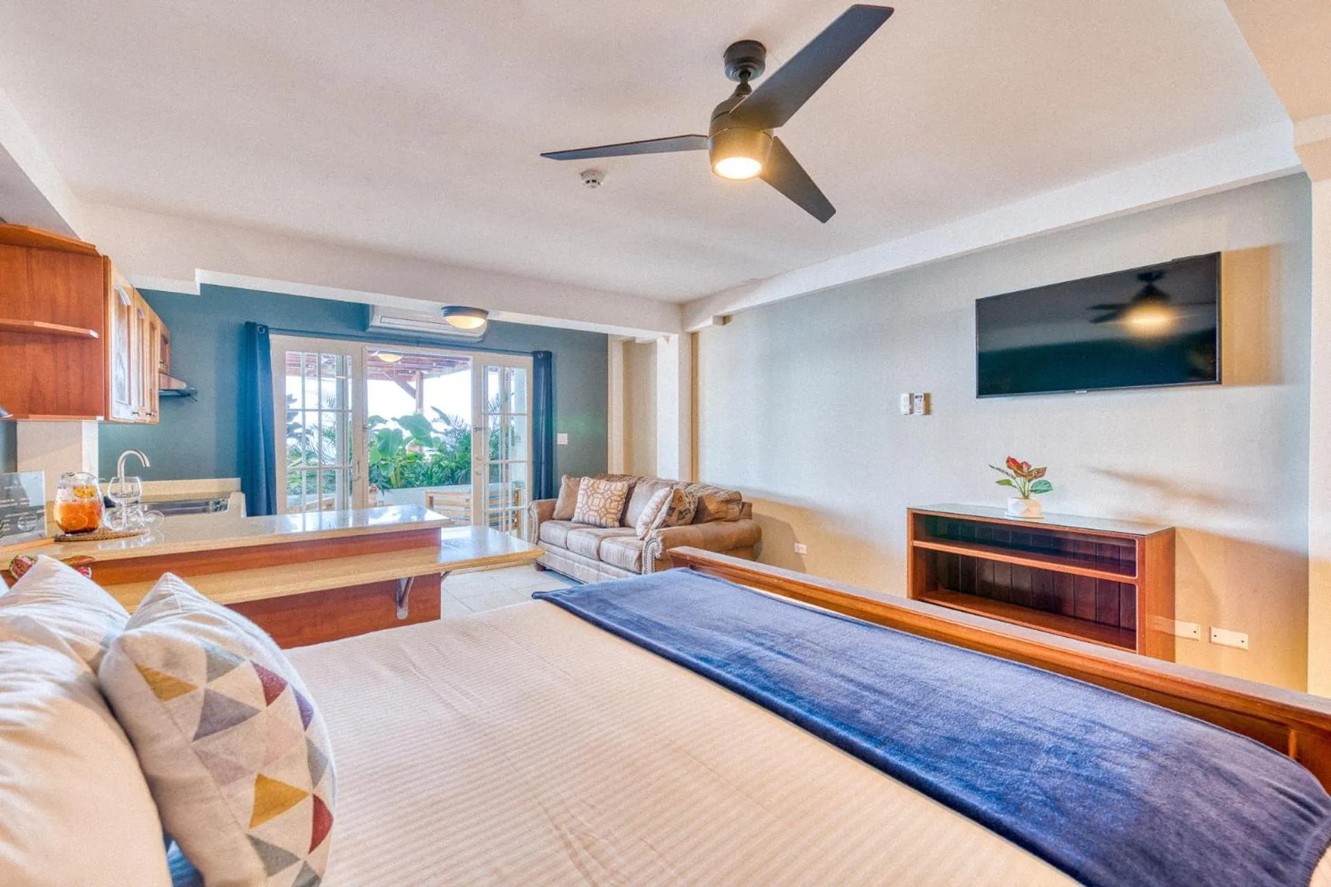 Bedroom, Bed in Tropical Suites Hotel