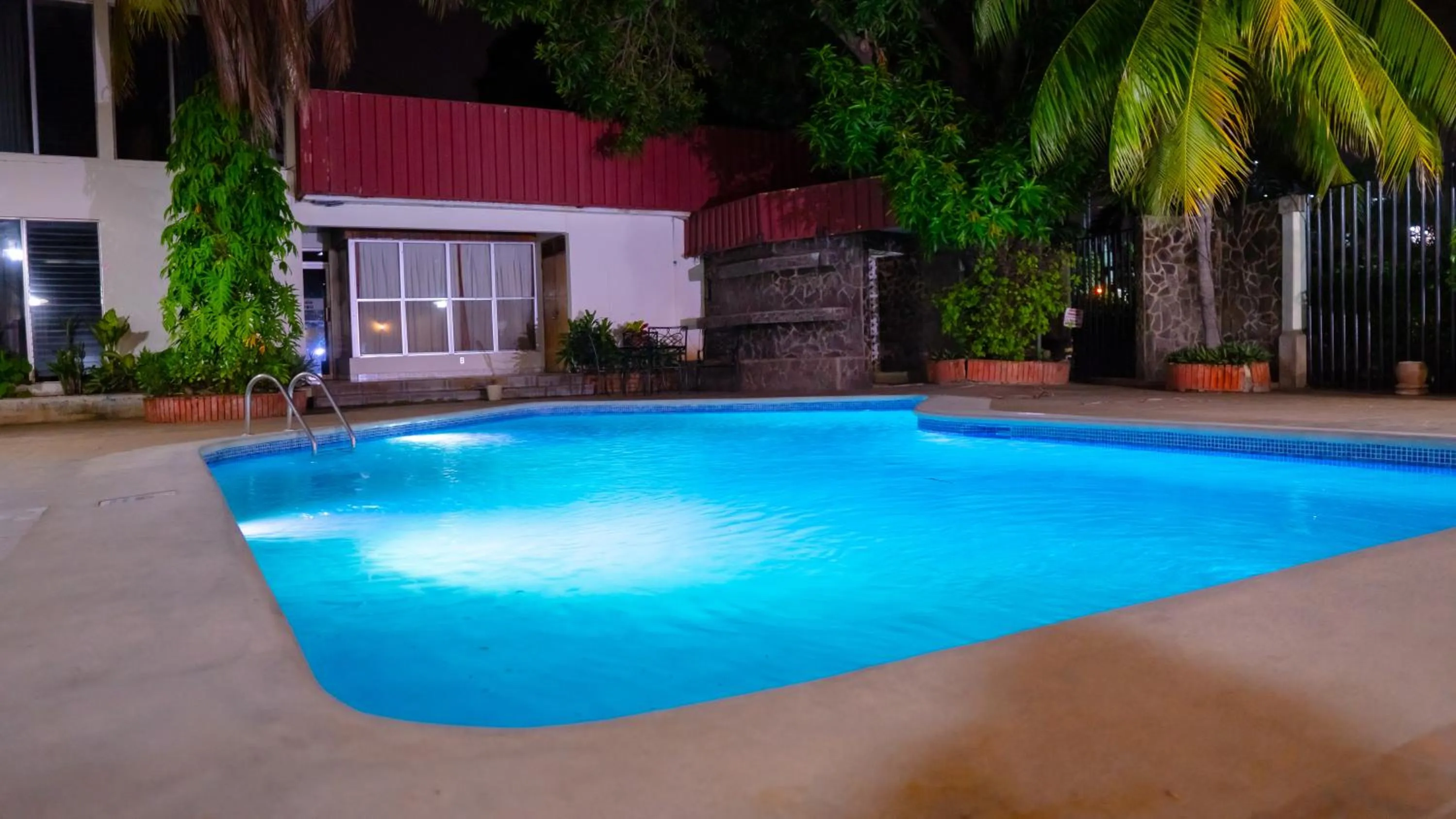 Swimming pool in Hotel Estrella