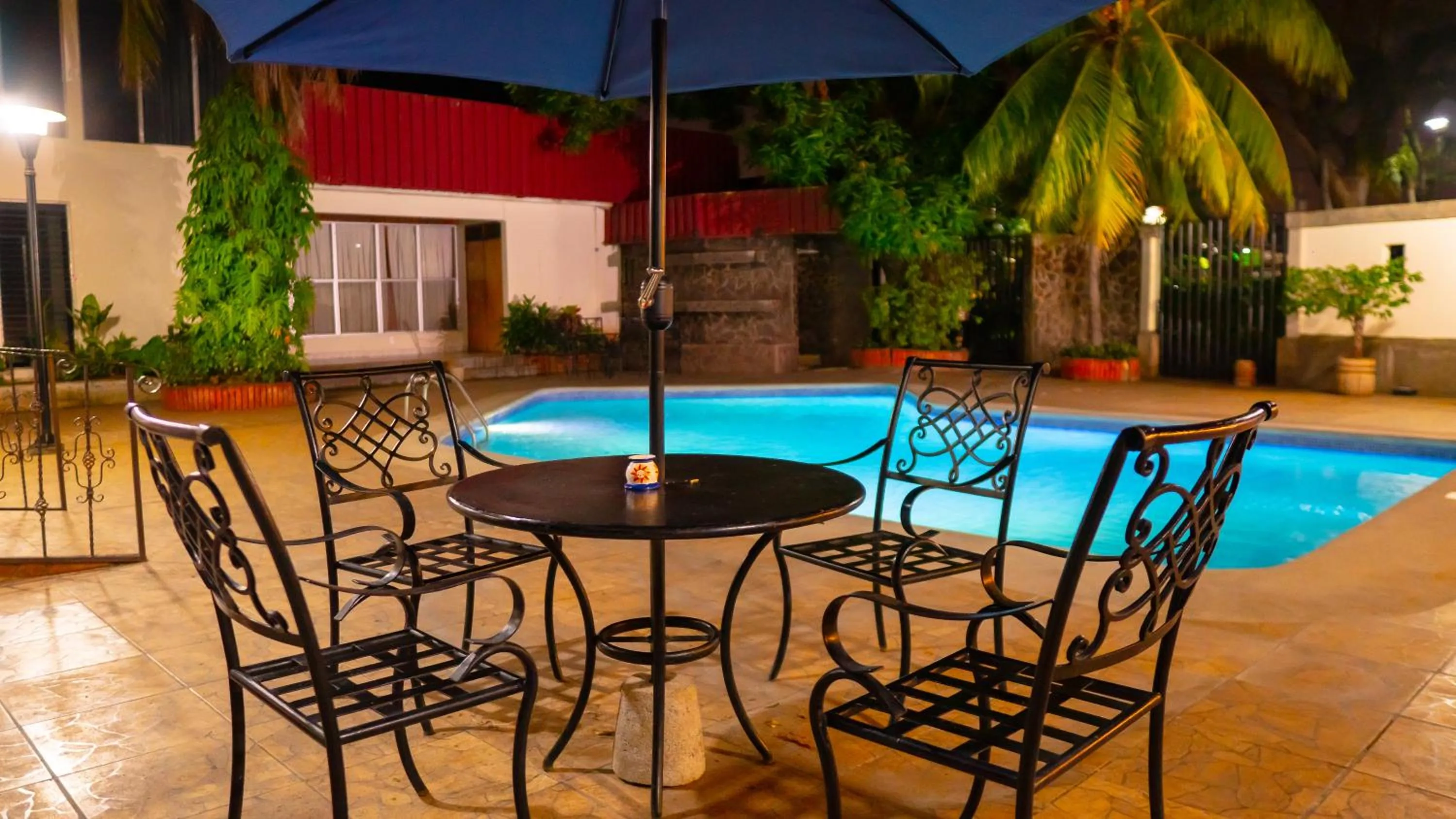 Swimming pool in Hotel Estrella
