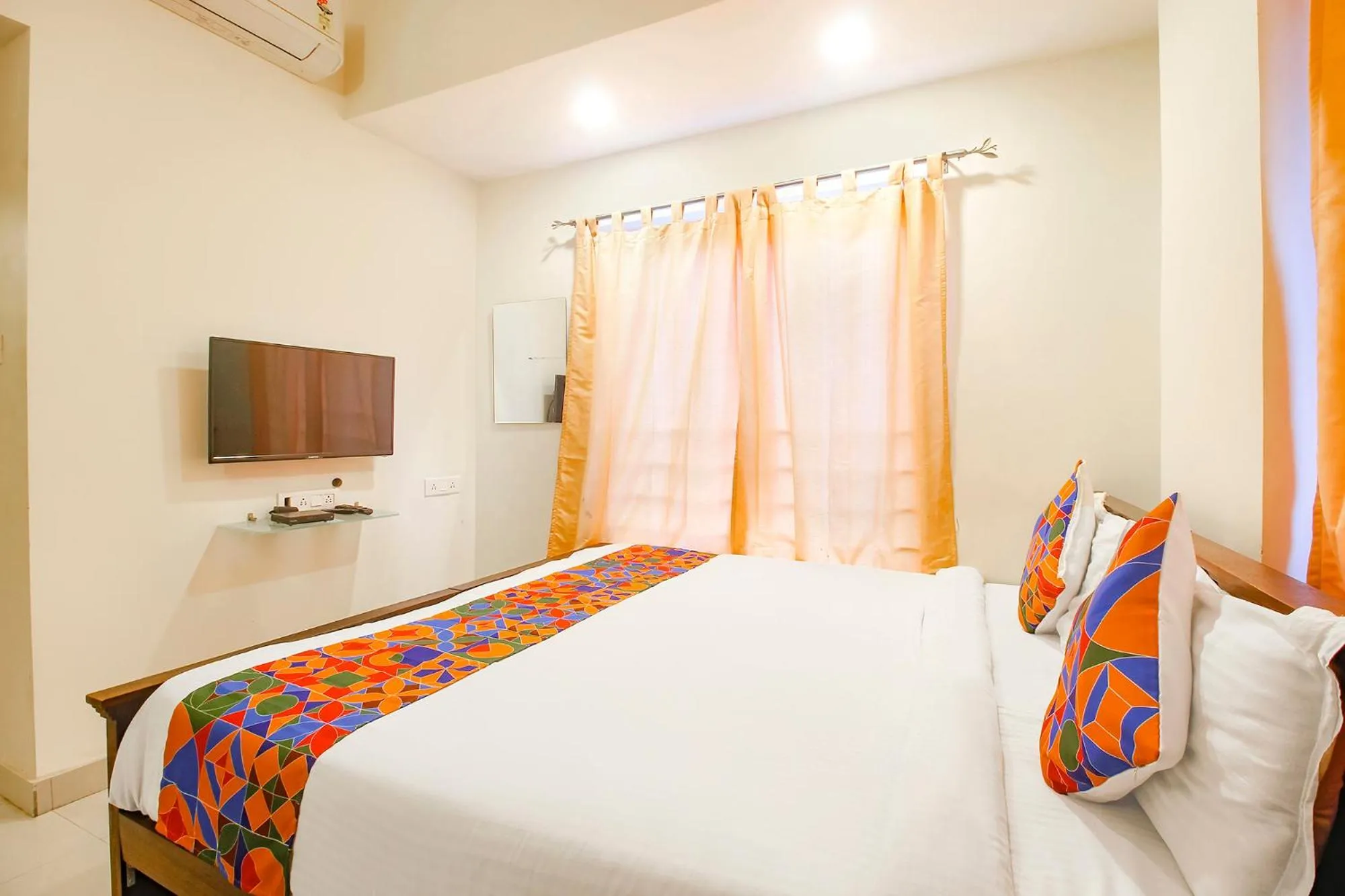 TV and multimedia, Bed in Via Corner Courtyard - Nr Botanical Garden, Kondapur