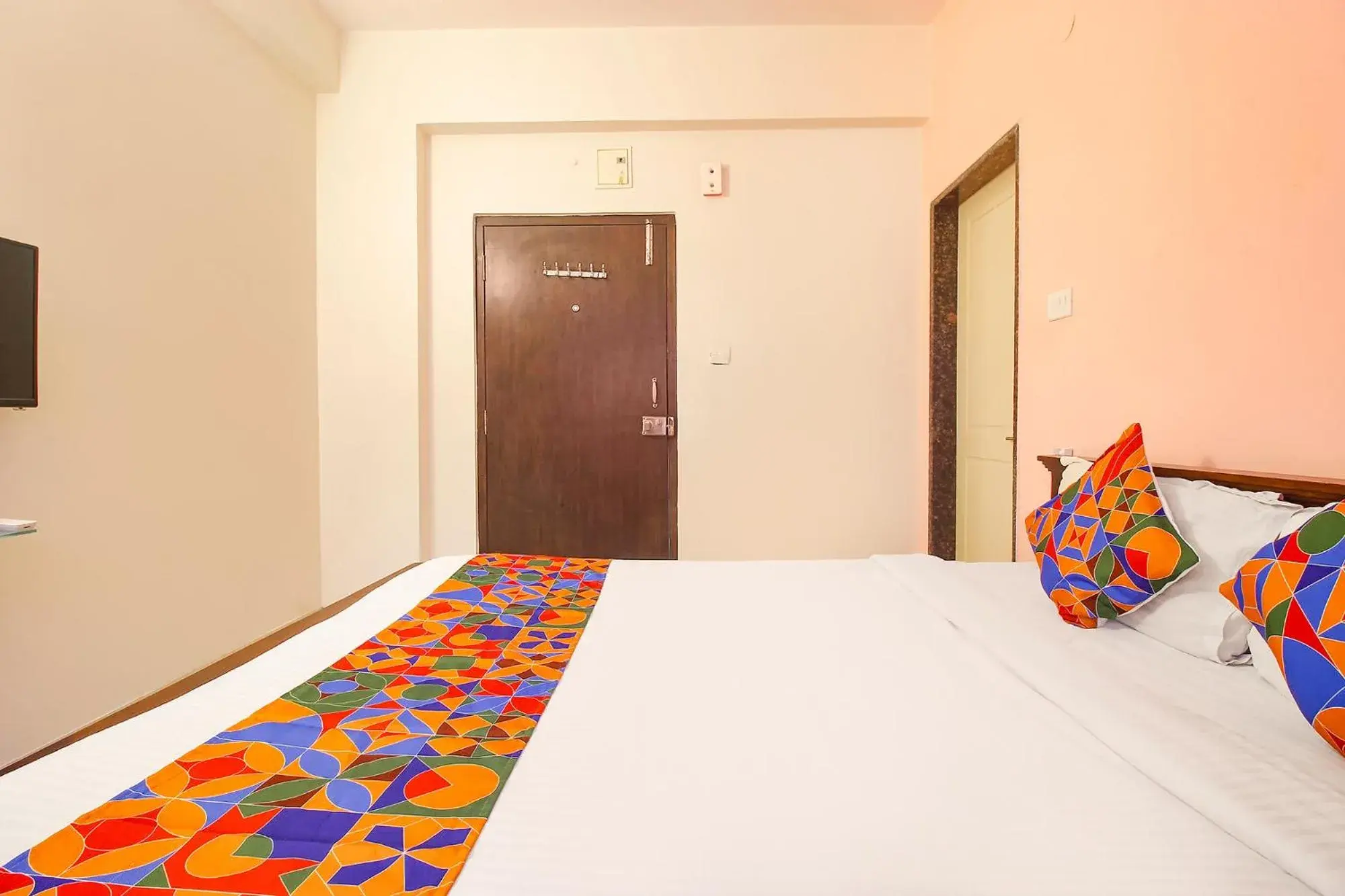 TV and multimedia, Bed in Via Corner Courtyard - Nr Botanical Garden, Kondapur TV and multimedia, Bed in Via Corner Courtyard - Nr Botanical Garden, Kondapur