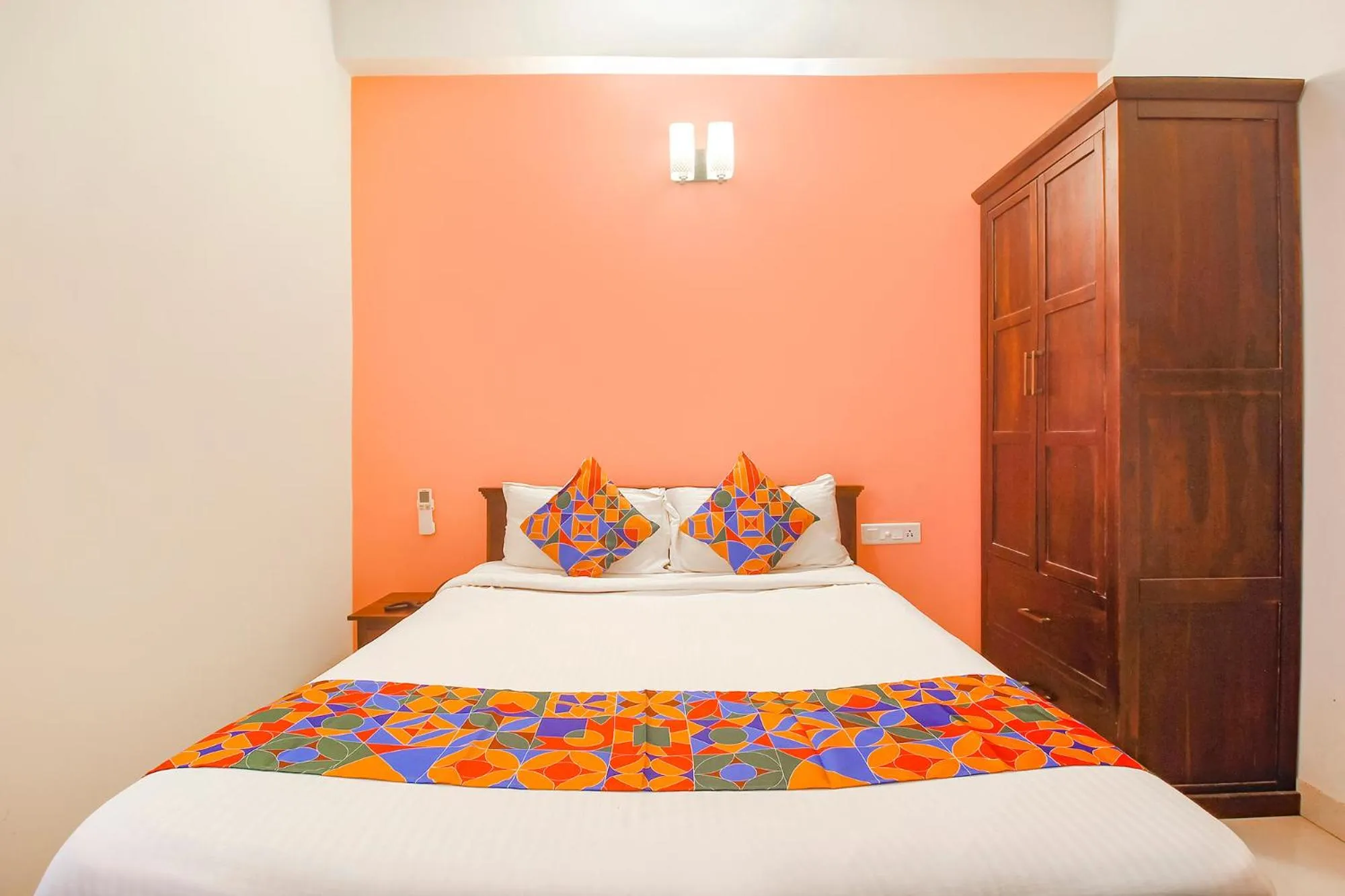 Bed in Via Corner Courtyard - Nr Botanical Garden, Kondapur