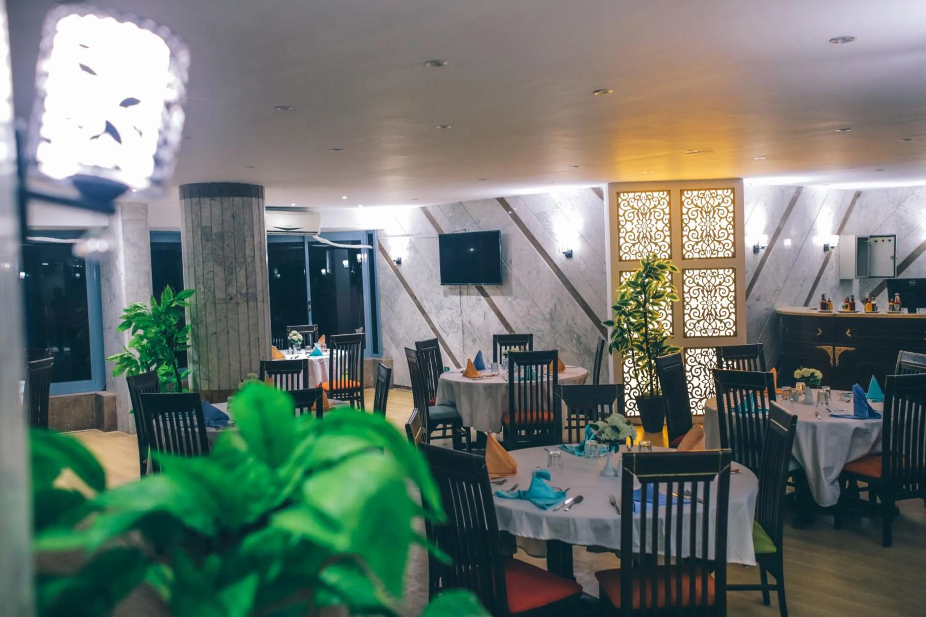 Restaurant/places to eat in Jewel Maadi Cabins and Club