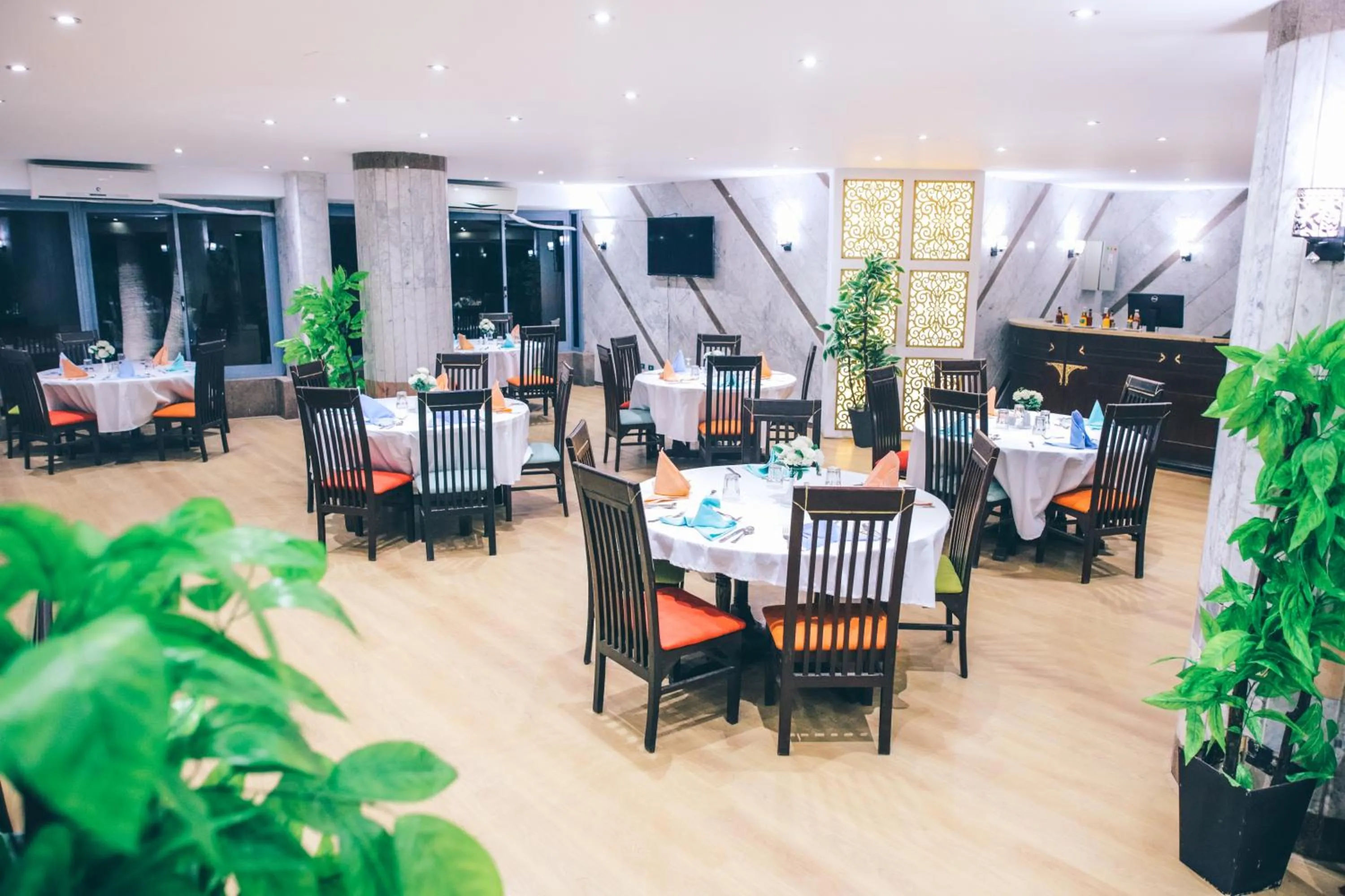 Restaurant/places to eat in Jewel Maadi Cabins and Club