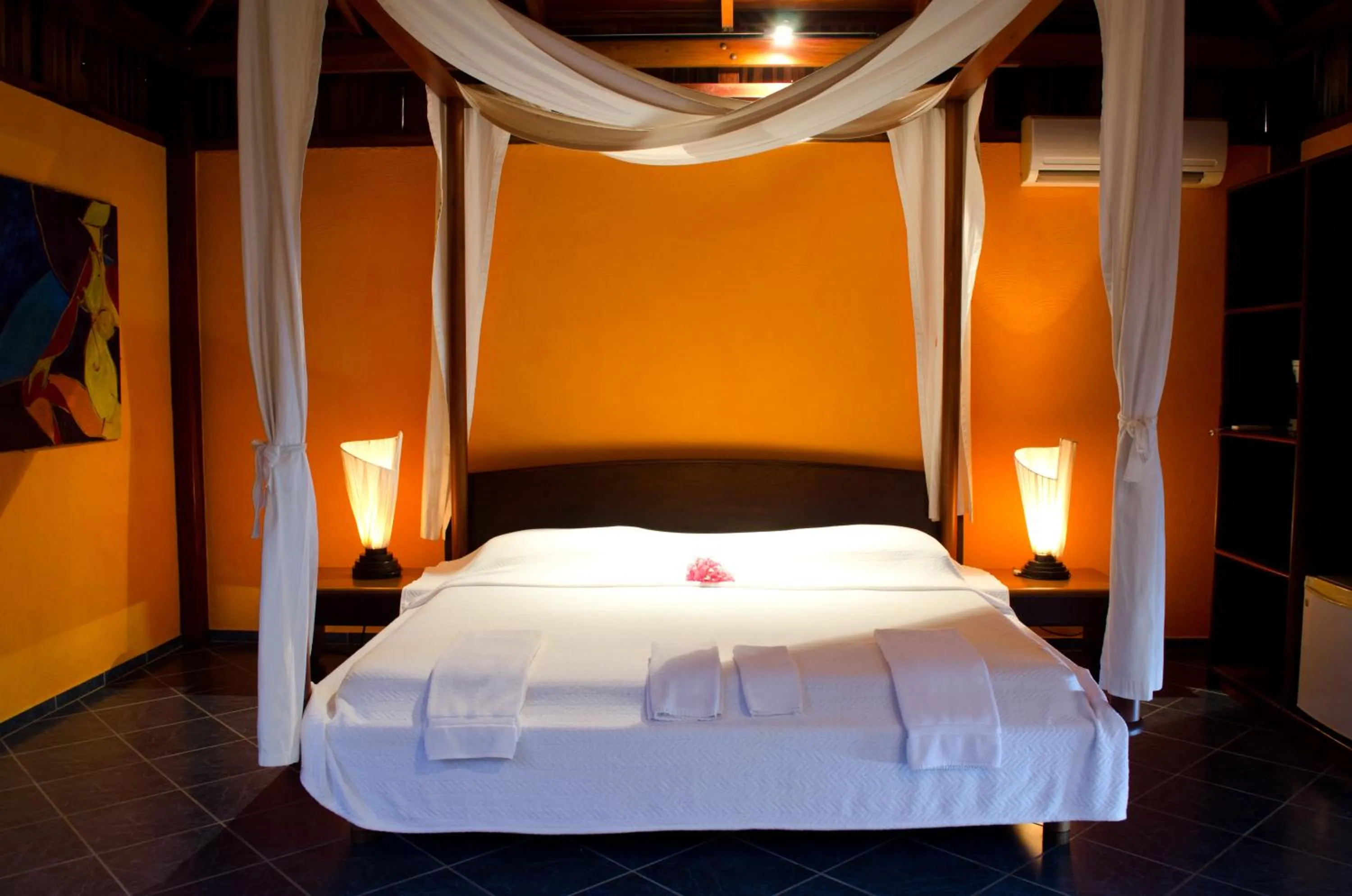 Shower, Bed in Hotel Vista de Olas