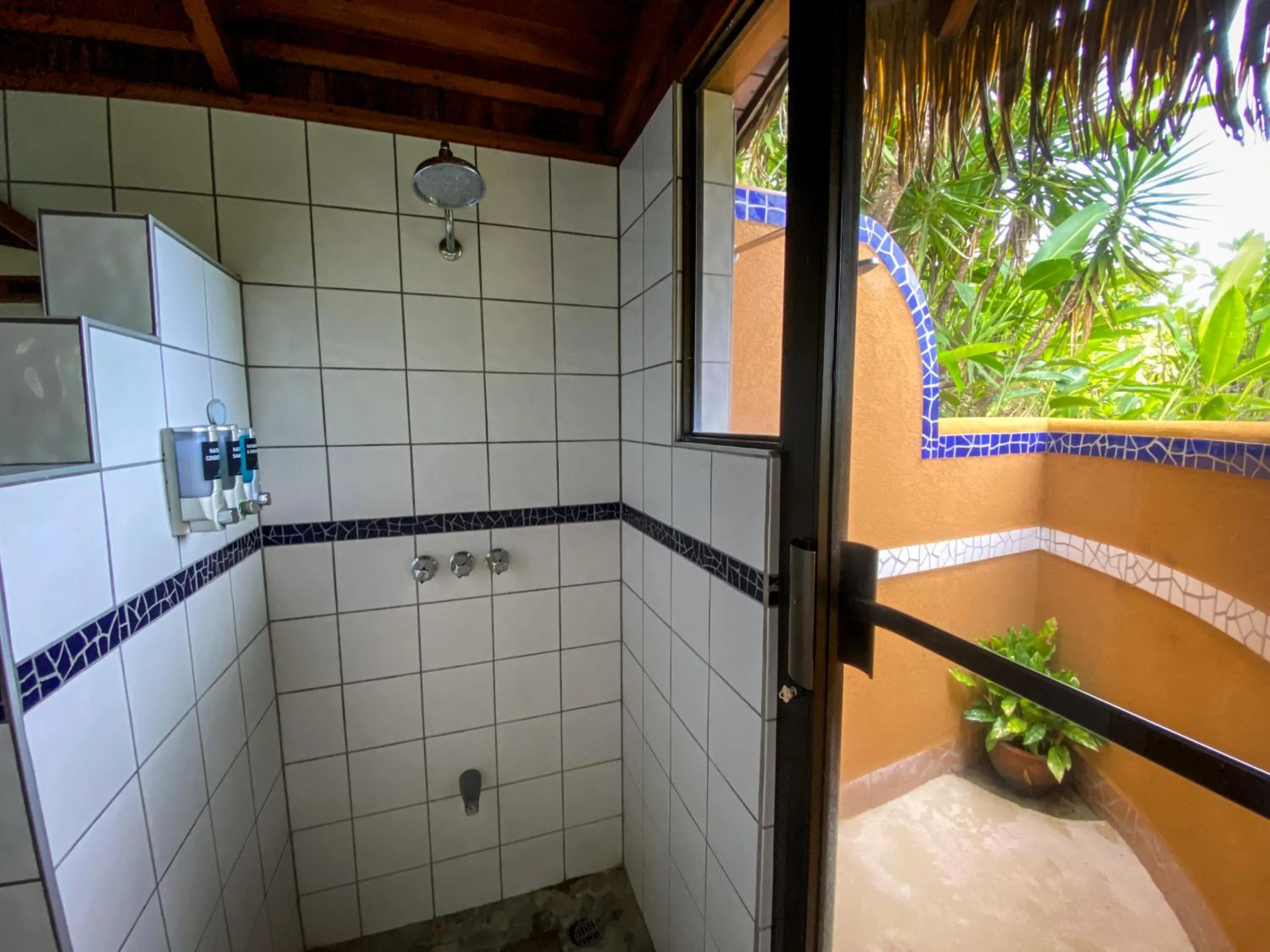 Shower in Hotel Vista de Olas