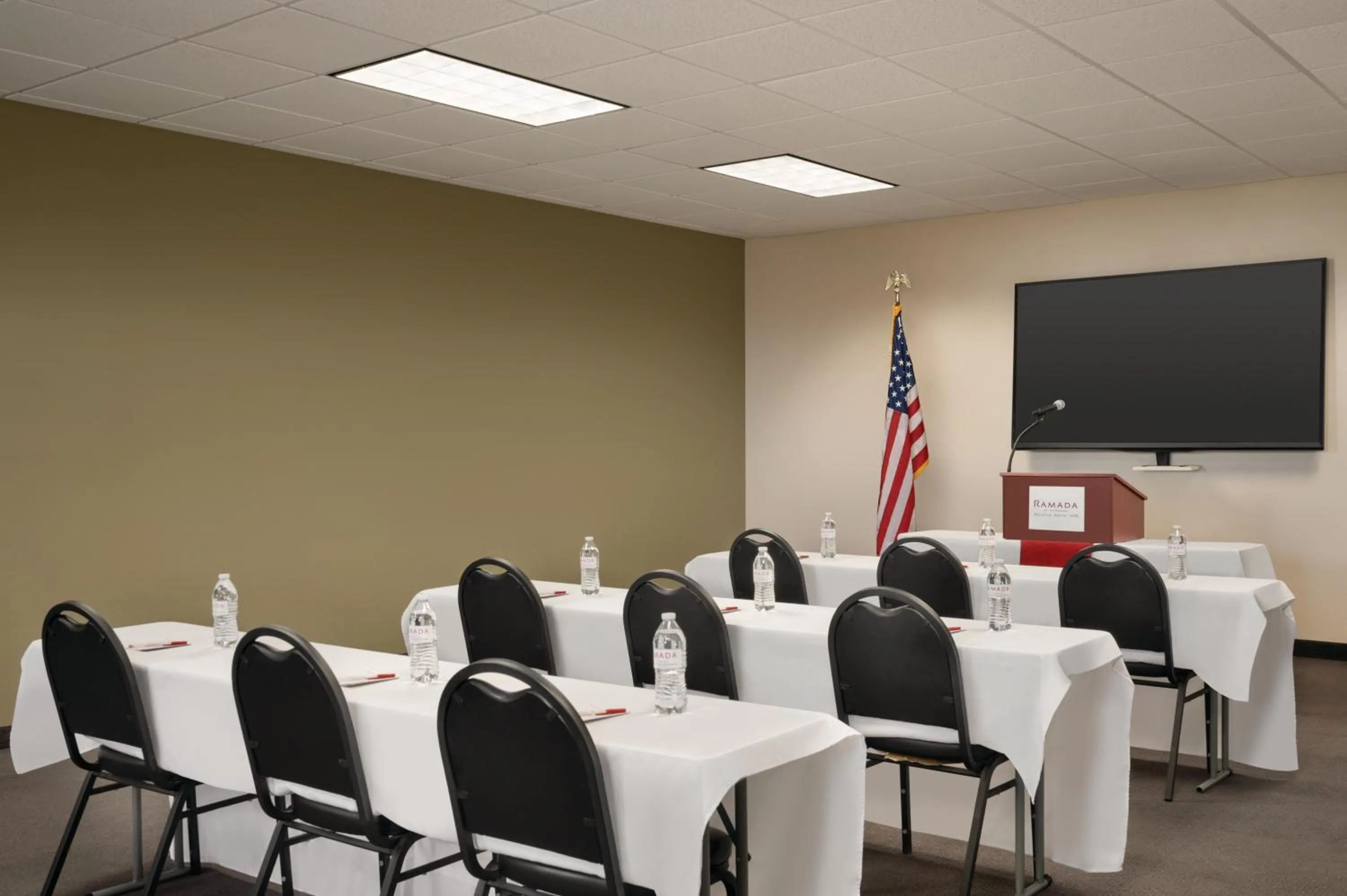 Business facilities in Bakken Airport XWA Hotel & Studios