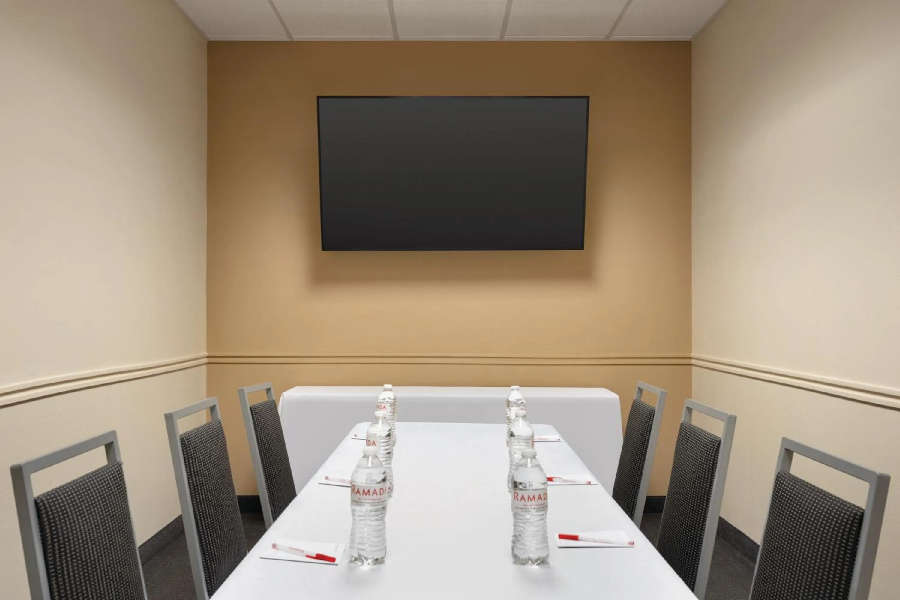 Business facilities in Bakken Airport XWA Hotel & Studios