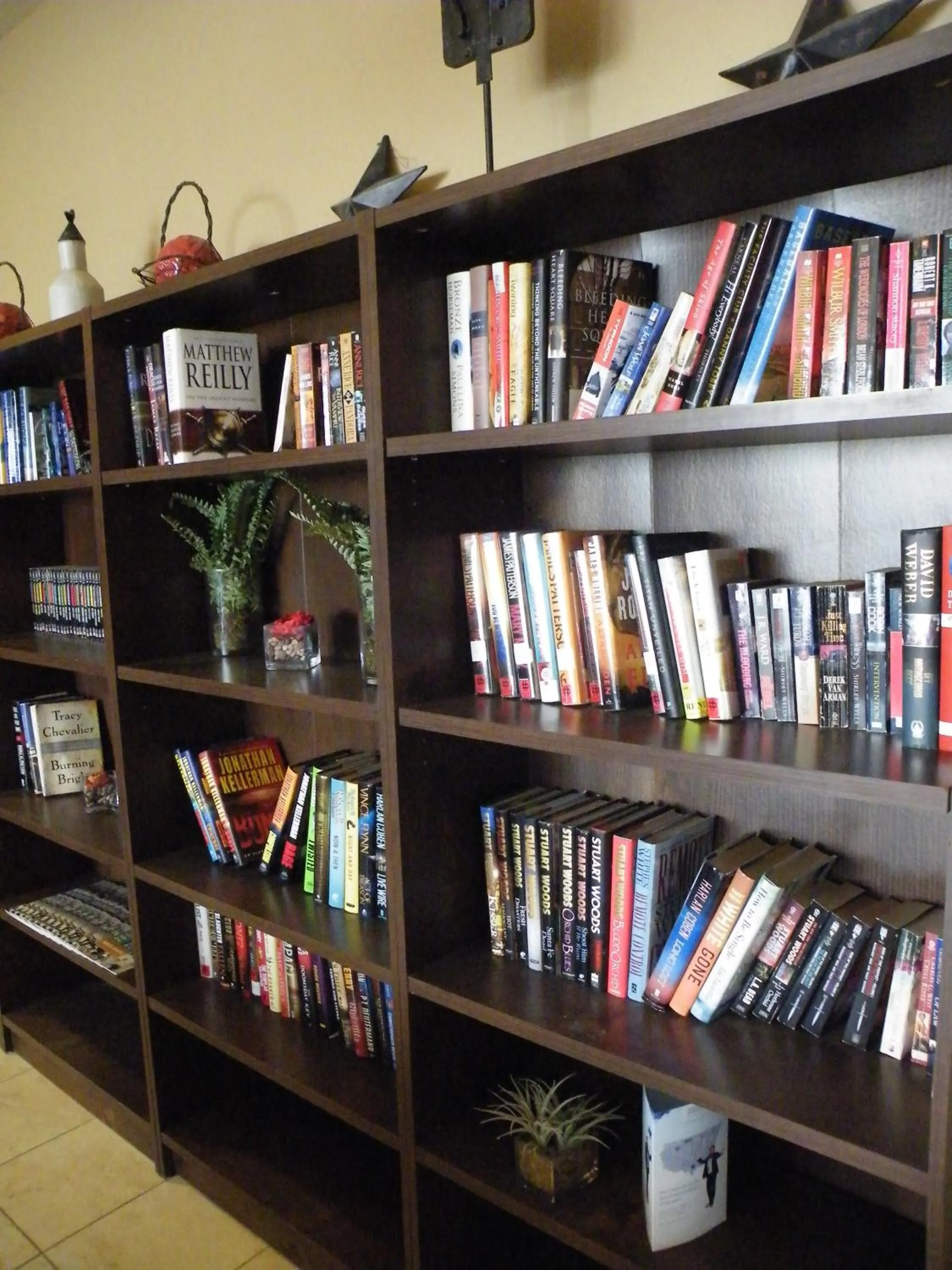 Library in Bakken Airport XWA Hotel & Studios