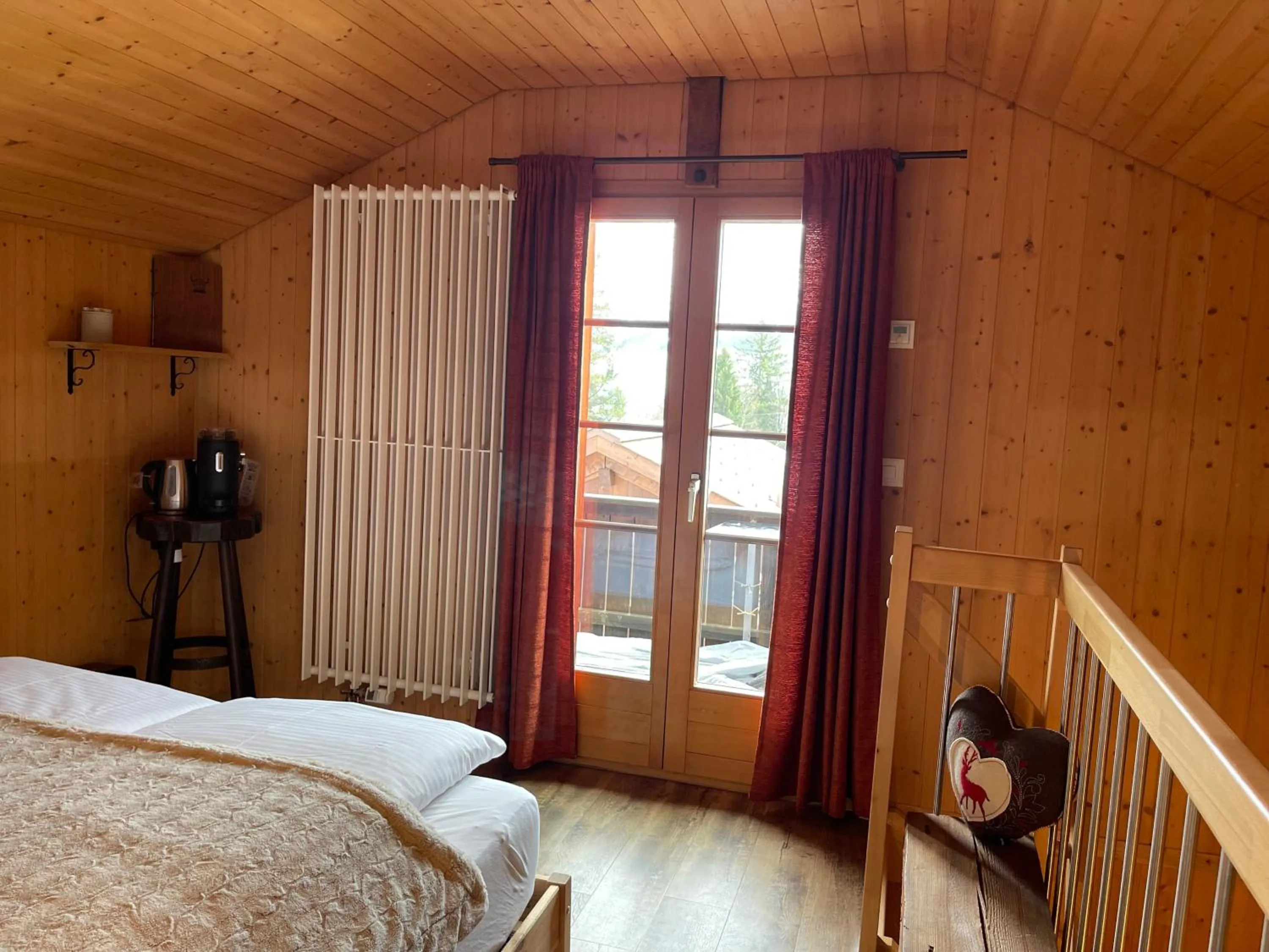 Bed in Hotel Jägerstübli Grindelwald