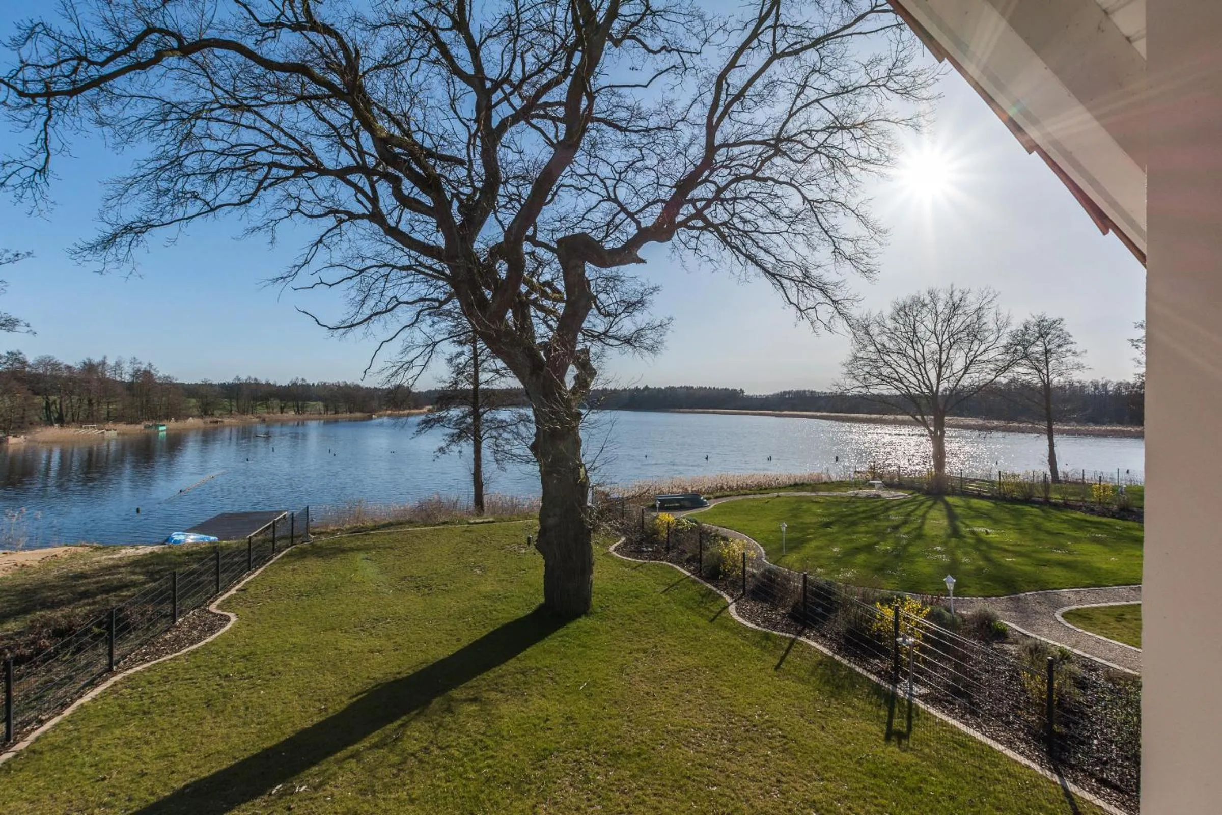 Garden view in 5 Sterne Ferienhaus direkt am See mit Sauna-Kamin-Garten