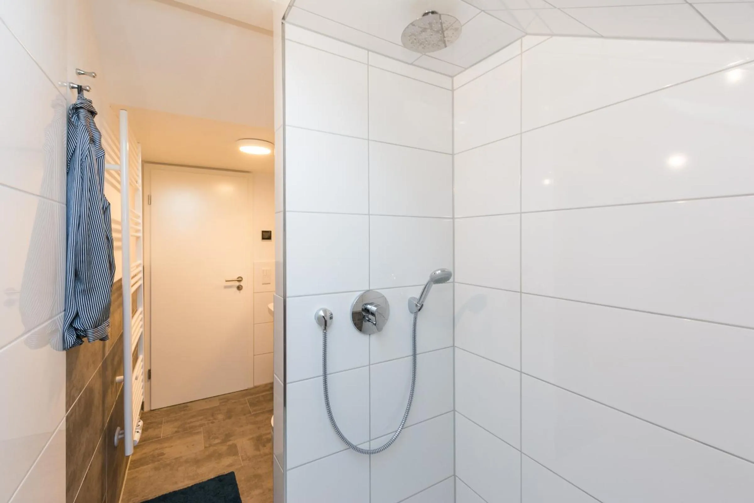 Shower in 5 Sterne Ferienhaus direkt am See mit Sauna-Kamin-Garten