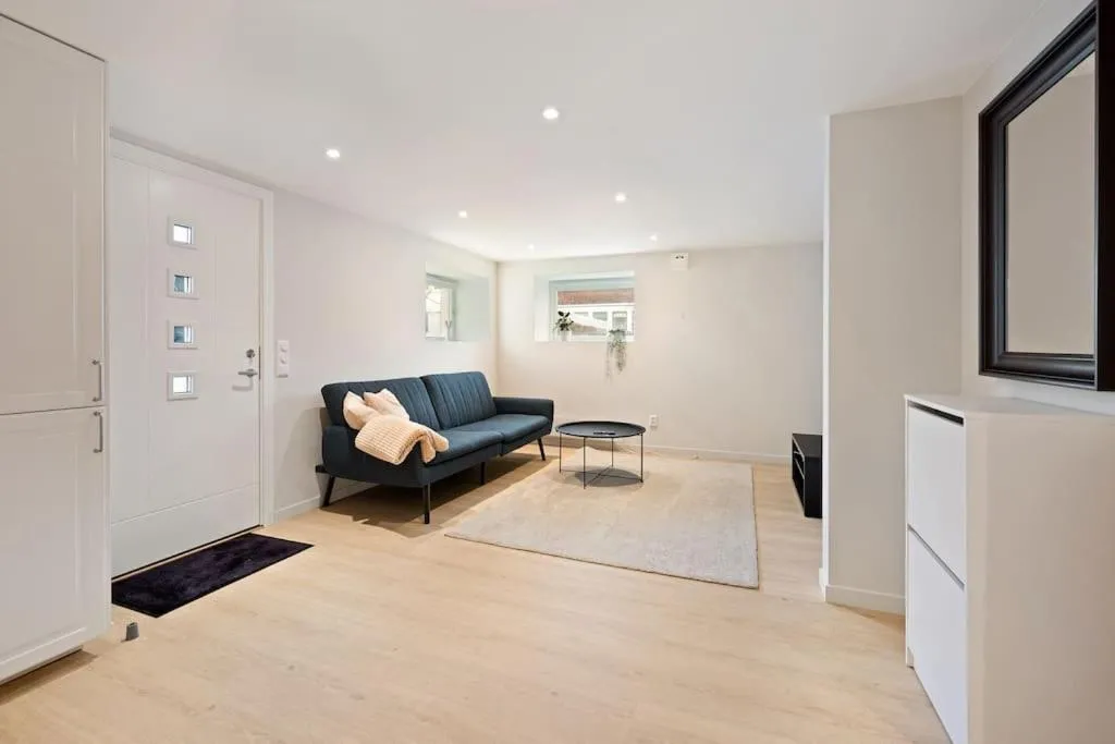 Practical Basement Apt with all home comforts close to City Centre