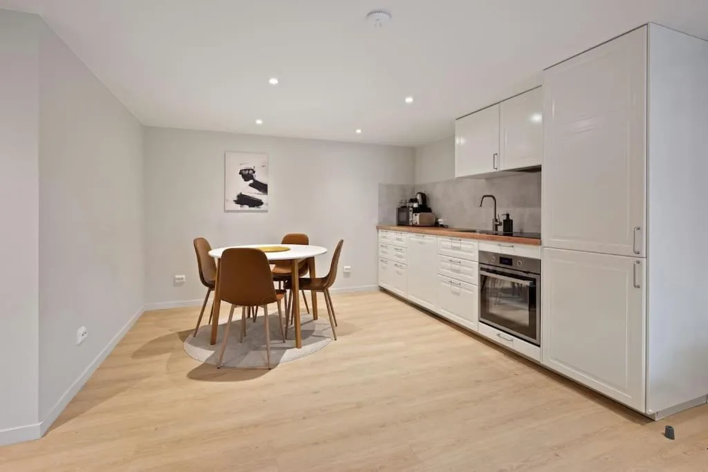 Practical Basement Apt with all home comforts close to City Centre