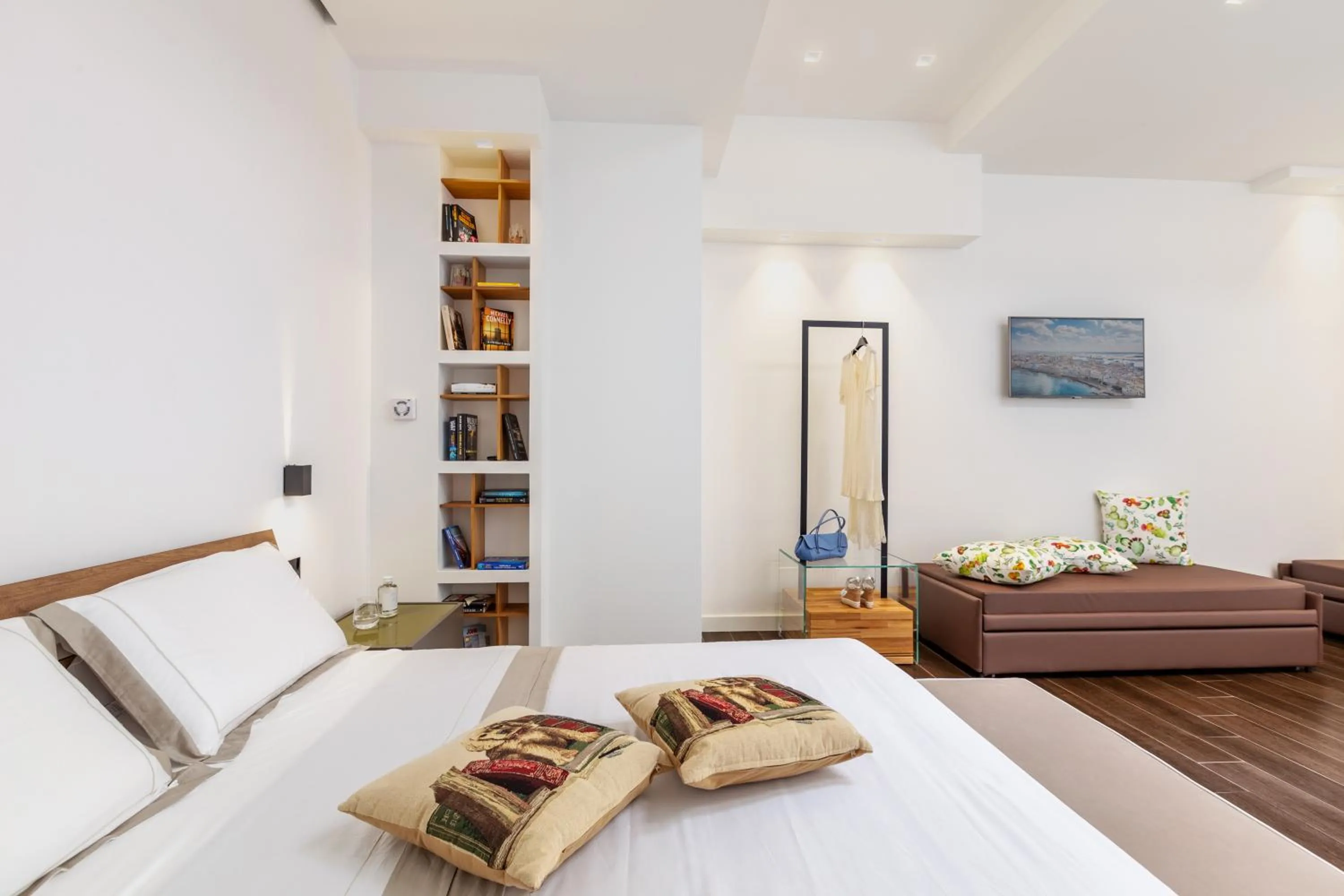 TV and multimedia, Bed in Qui Vicino boutique rooms and suites