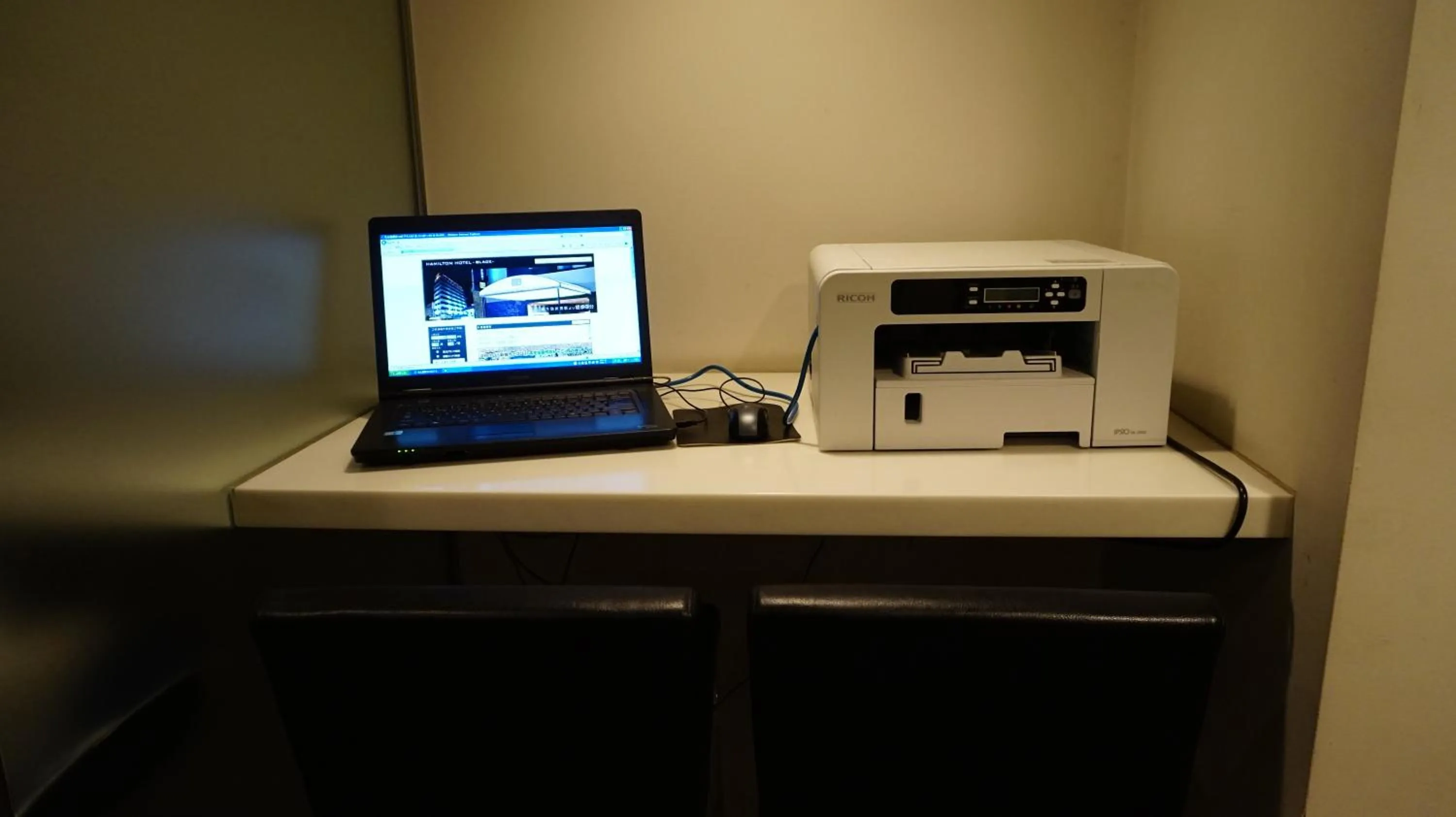 Hamilton Hotel Black