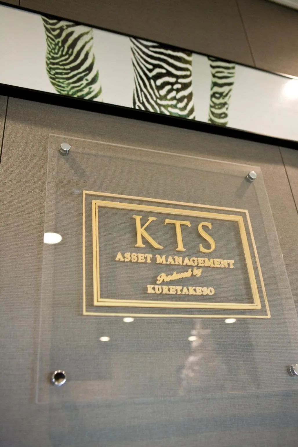 Property logo or sign in Hamilton Hotel Black