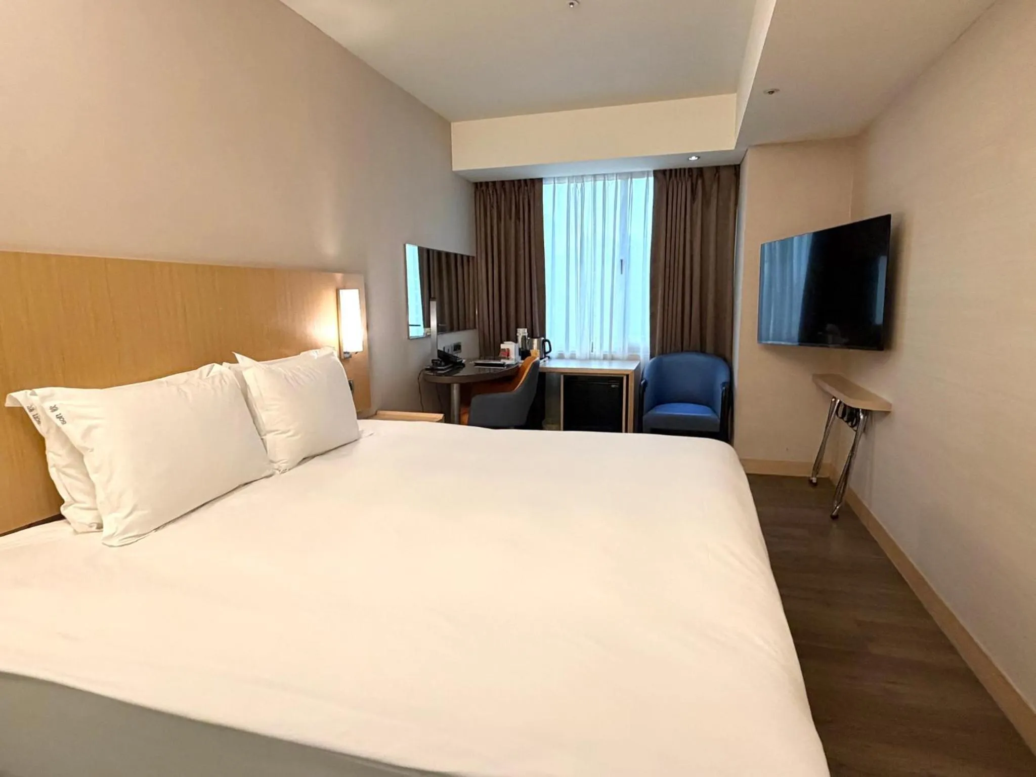 Photo of the whole room, Bed in Holiday Inn Express Taoyuan by IHG
