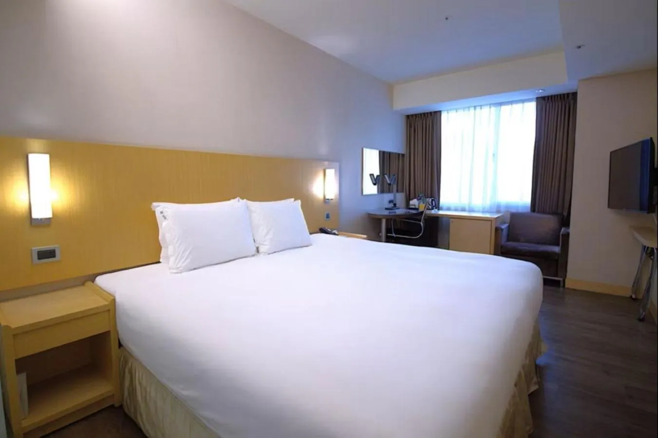 Photo of the whole room, Bed in Holiday Inn Express Taoyuan by IHG
