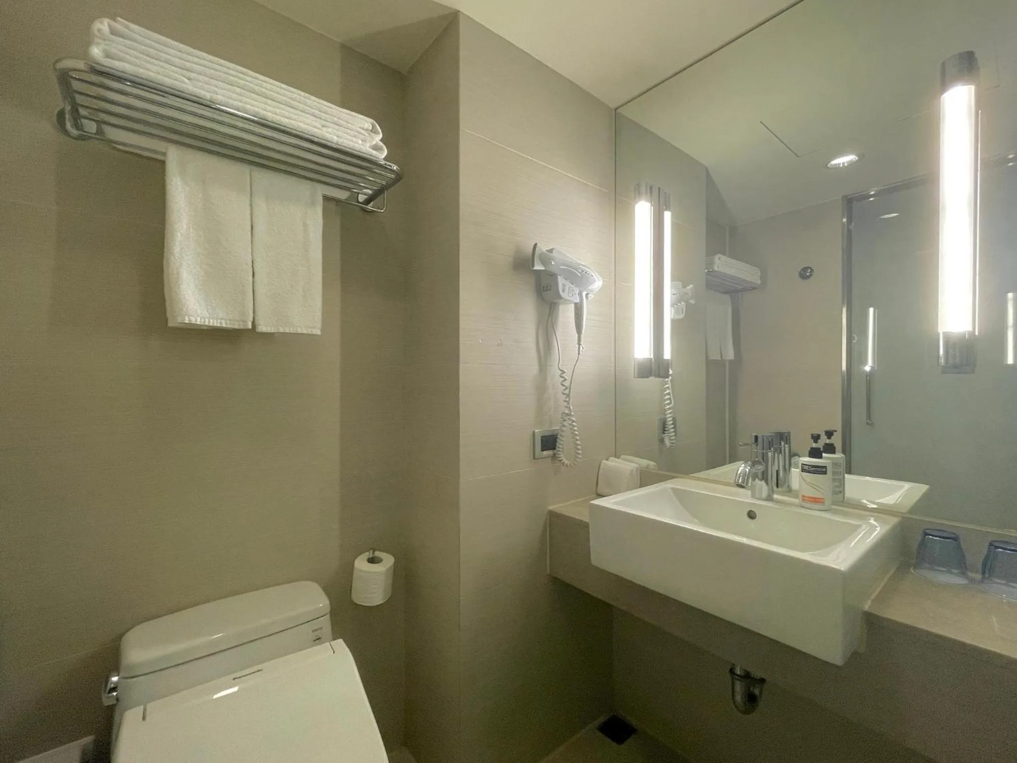 Photo of the whole room in Holiday Inn Express Taoyuan by IHG