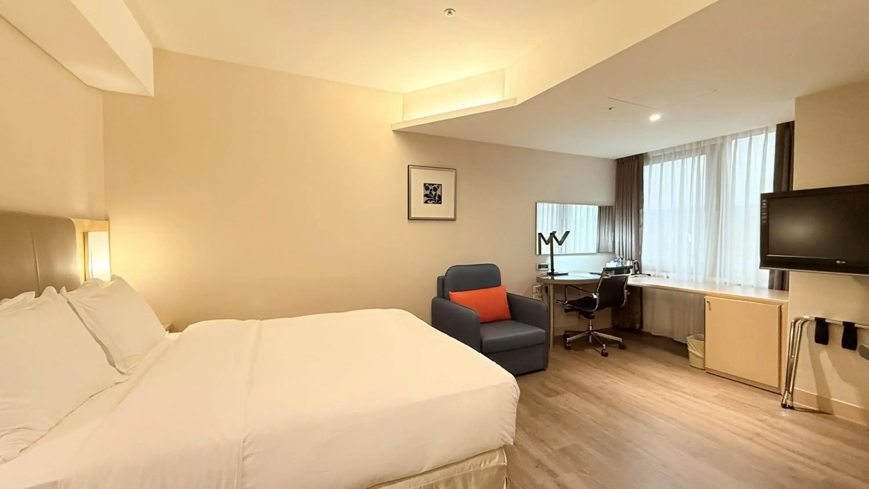 Photo of the whole room, Bed in Holiday Inn Express Taoyuan by IHG Photo of the whole room, Bed in Holiday Inn Express Taoyuan by IHG