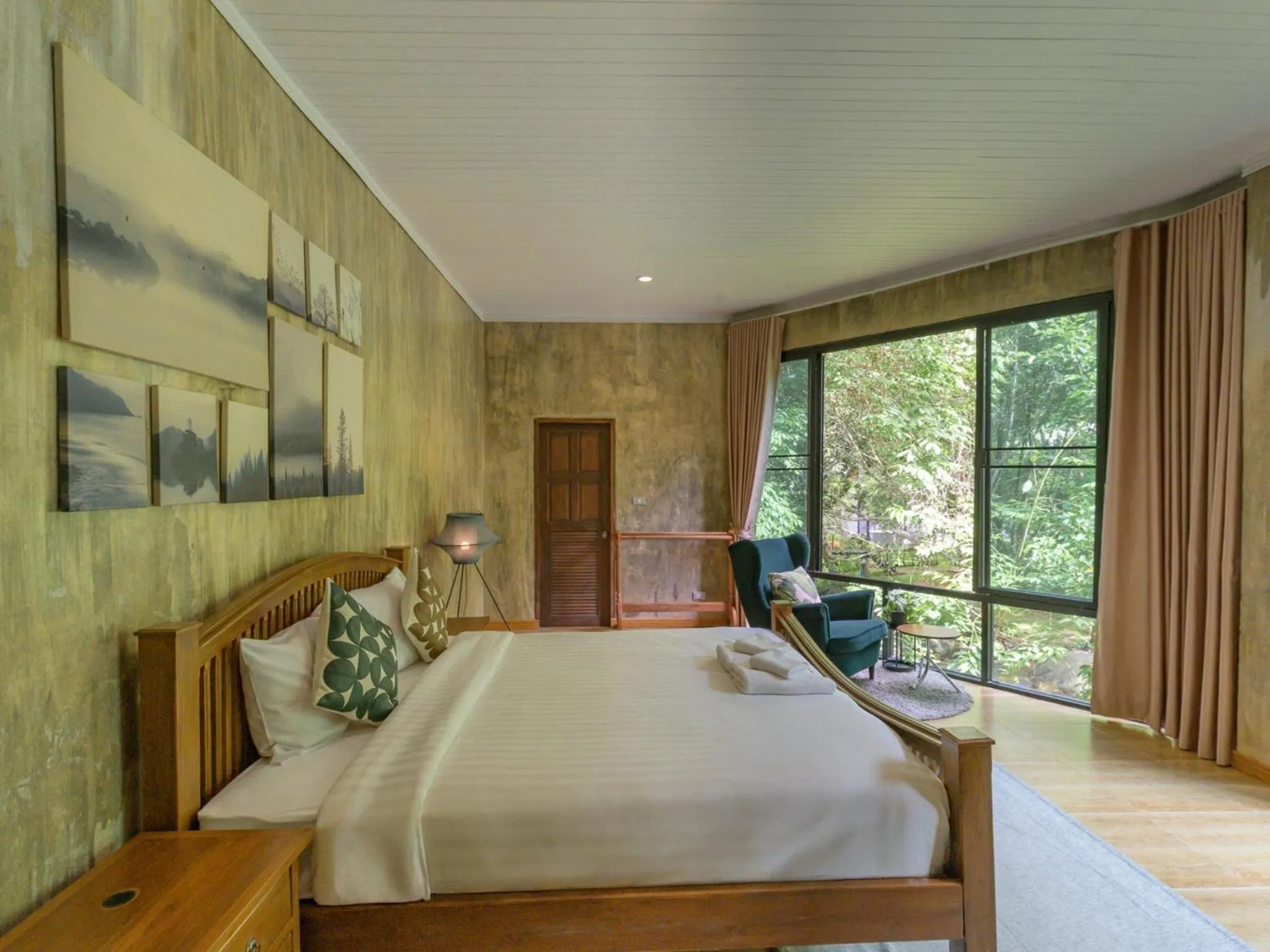 Bedroom, Bed in The Stream House