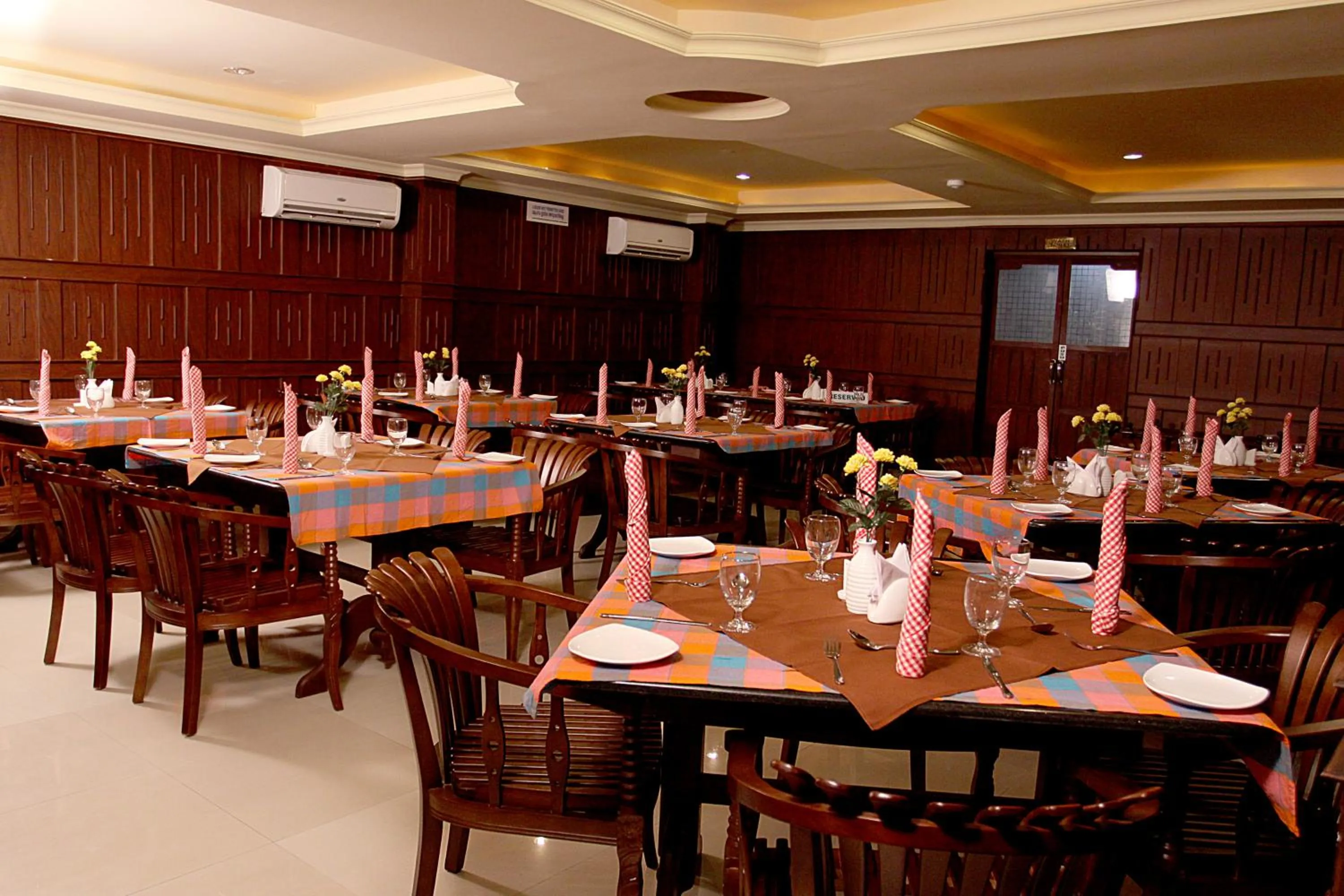 Restaurant/places to eat in Devasura inn