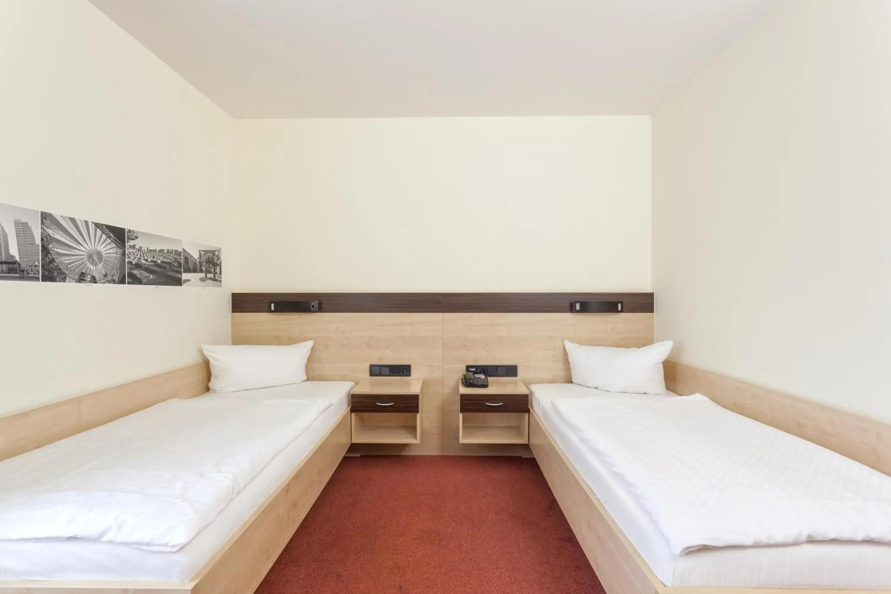 Twin Room with Shower in Hotel Mit-Mensch Twin Room with Shower in Hotel Mit-Mensch