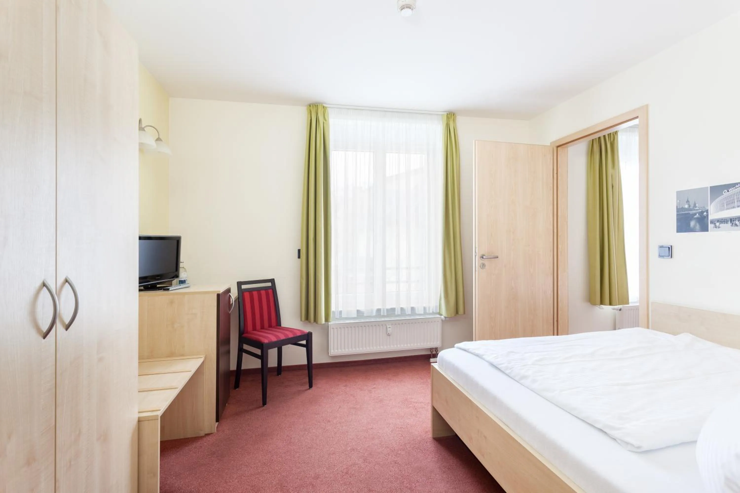 Photo of the whole room, Bed in Hotel Mit-Mensch