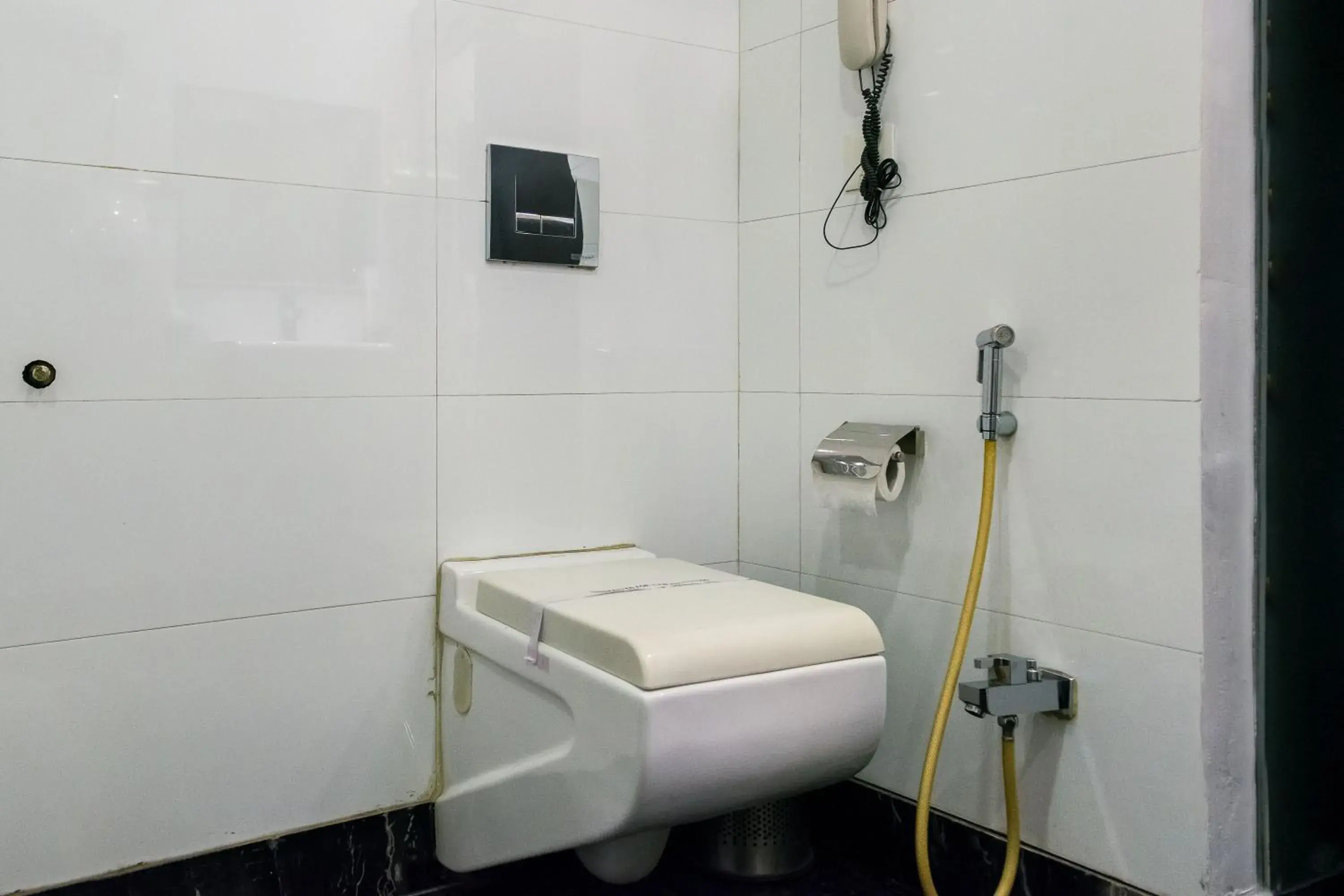 Toilet in Treebo Green View, Park Circus Toilet in Treebo Green View, Park Circus